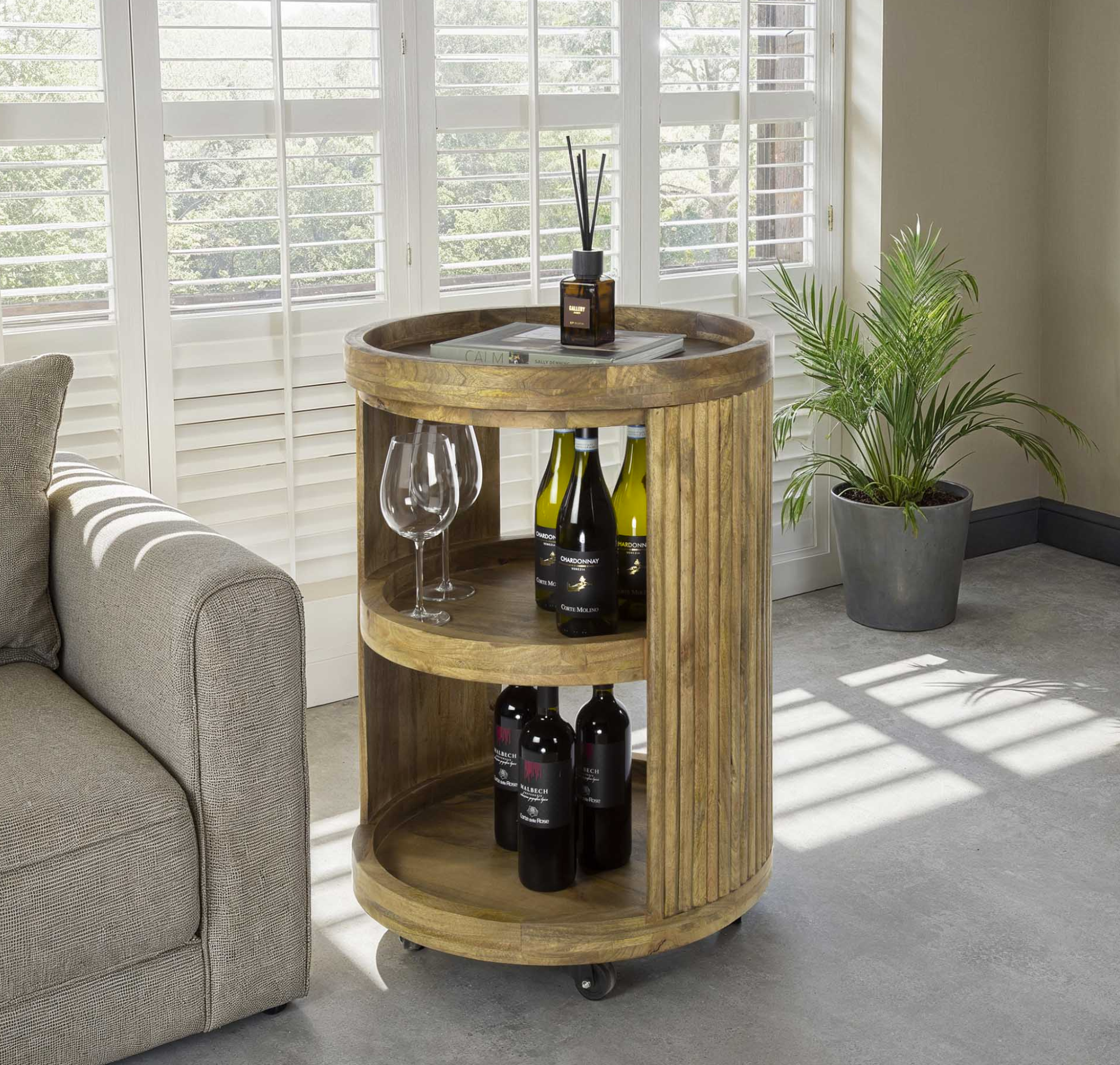 Weintrolley Nuvino – Mangoholz Sand mit Wellenmuster & 3 Ablagen, 55 x 55 x 79 cm