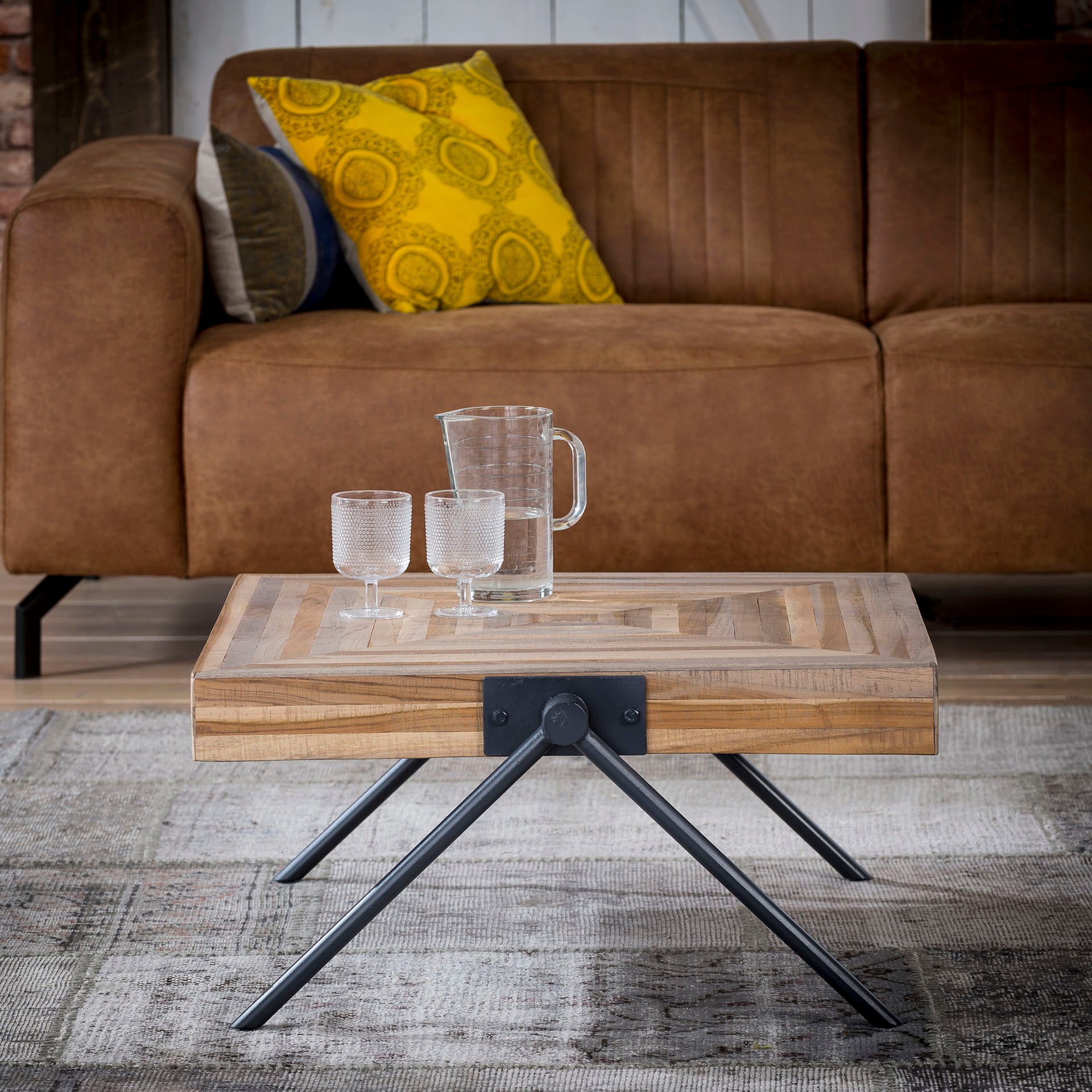 Couchtisch Vista 70x70x43 cm – quadratischer Tisch aus Teakholz mit Stahlgestell im Industrial Design