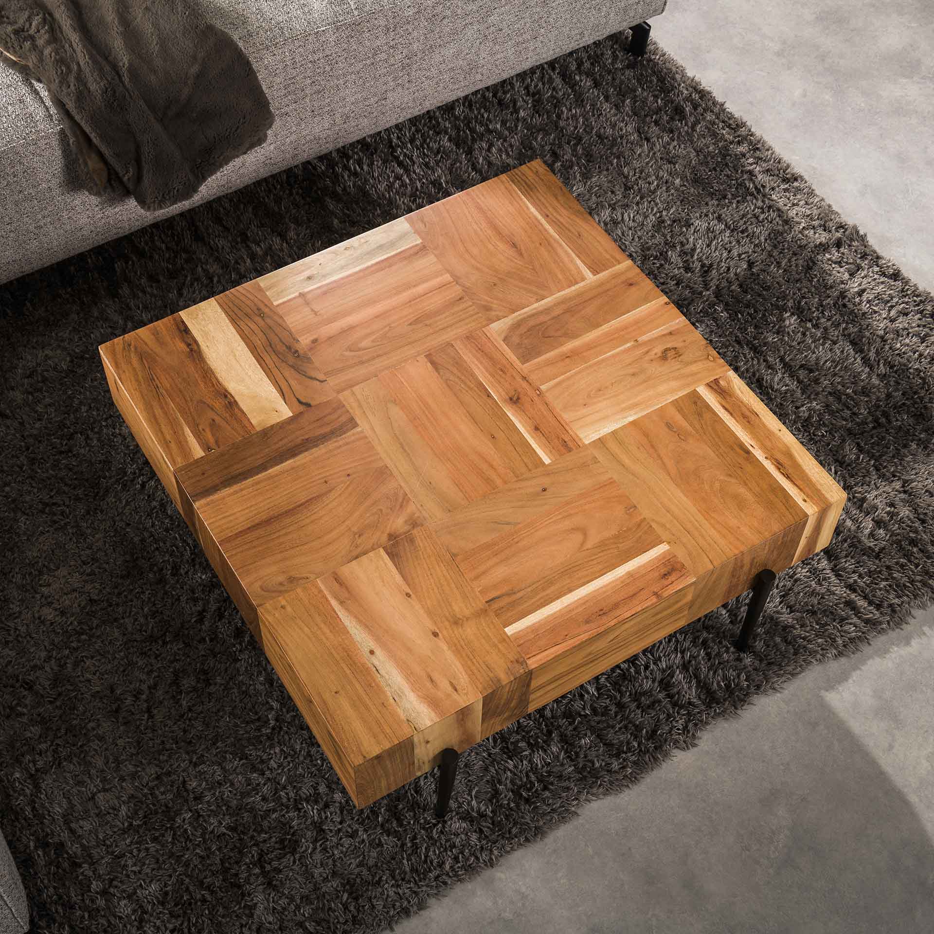 Couchtisch Arcello 90 x 90 x 35 cm – quadratischer Wohnzimmertisch aus Akazienholz mit gebogenen Kanten, handgefertigt
