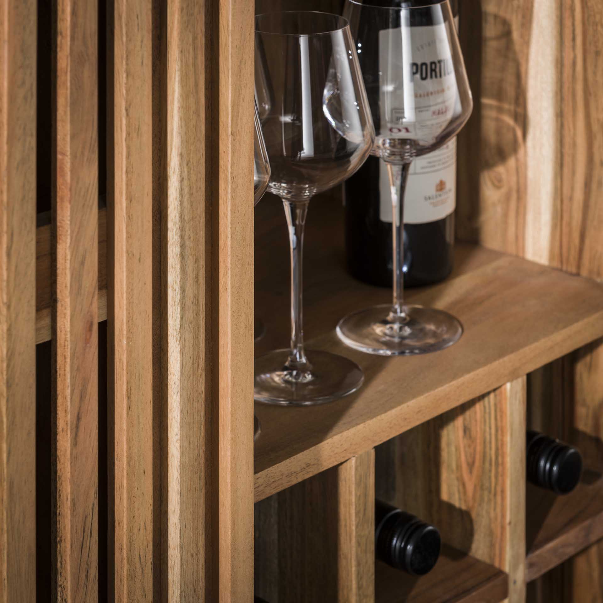 Weinschrank Lamorra 80x43x122 cm – Akazienholz mit Lamellen-Schiebetür, 15 Flaschenfächer & Stauraumregale