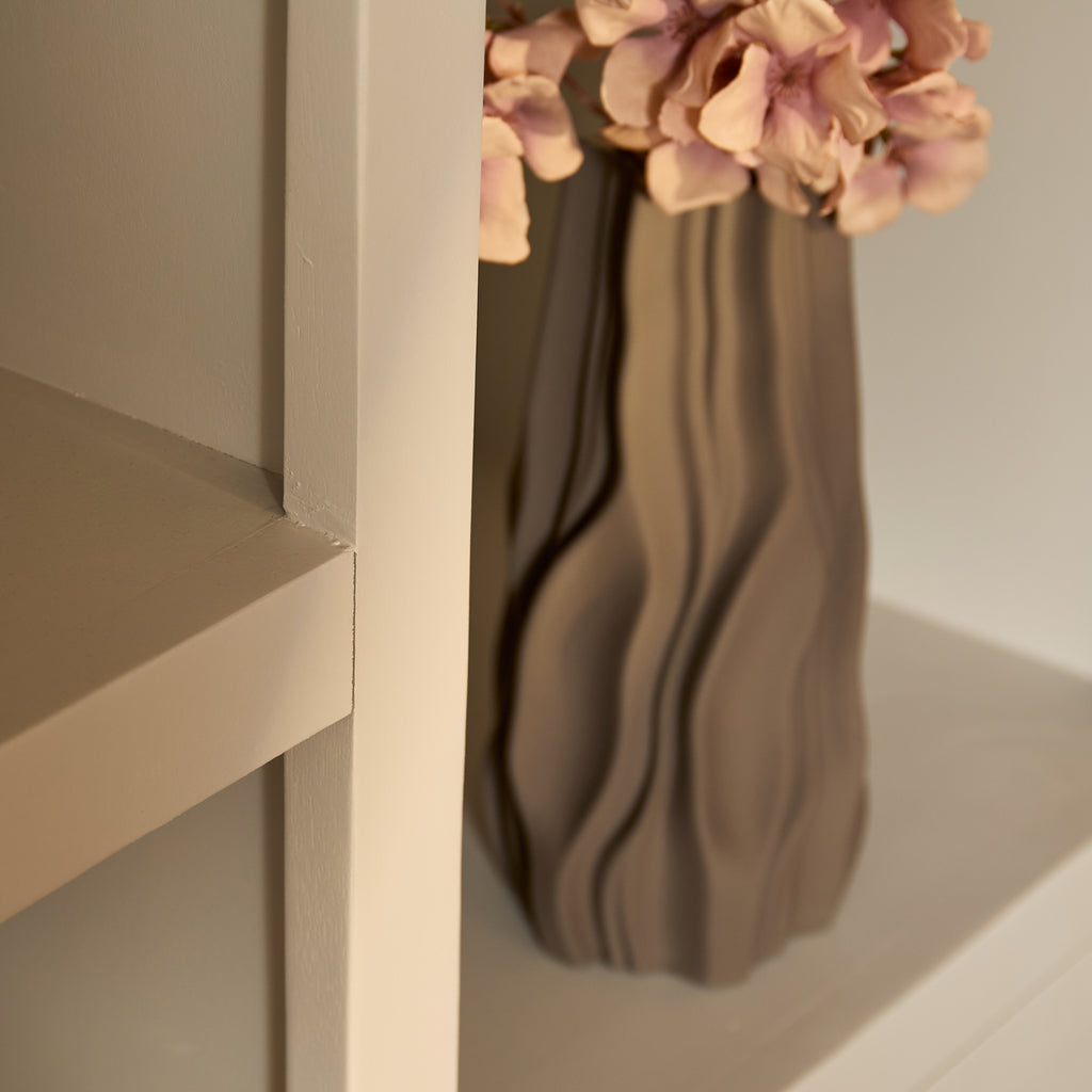 Regal Bali XL 160x45x200 cm – Mangoholz Bücherregal in Sand-Finish mit offenen Fächern & 3 Türen (Push-to-Open)