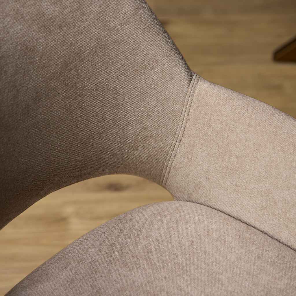 Esszimmerstuhl Daisy Beige – Drehstuhl mit Stoffbezug & Armlehnen, 61×60×82 cm, modern & komfortabel