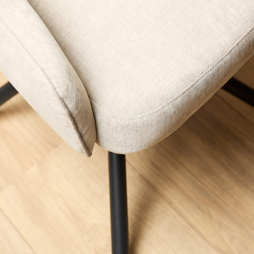 Esszimmerstuhl Hanna in Beige – Drehstuhl 62×65×89 cm mit Memory-Rückkehrfunktion, Boston-Stoff & schwarzen Metallbeinen