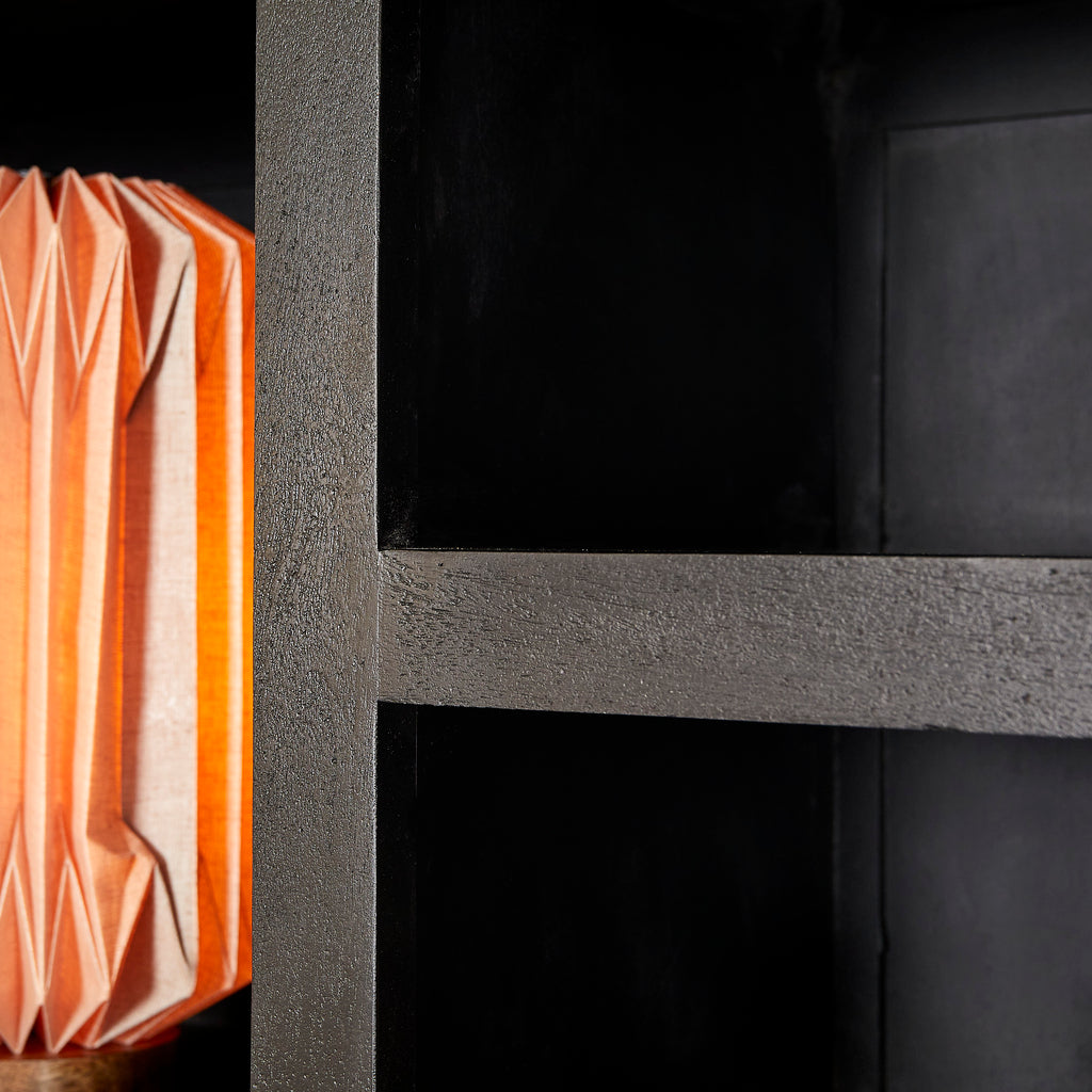 Regal Bali XL Schwarz – Mangoholz Bücherregal mit offenen Fächern & Push-to-Open Türen, 160 x 45 x 200 cm