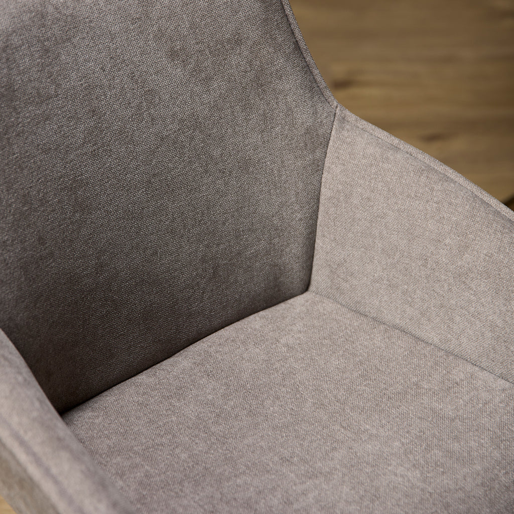 Esszimmerstuhl Mees Taupe – drehbarer Stoffstuhl mit Armlehne & hellem Metallgestell, modern & komfortabel