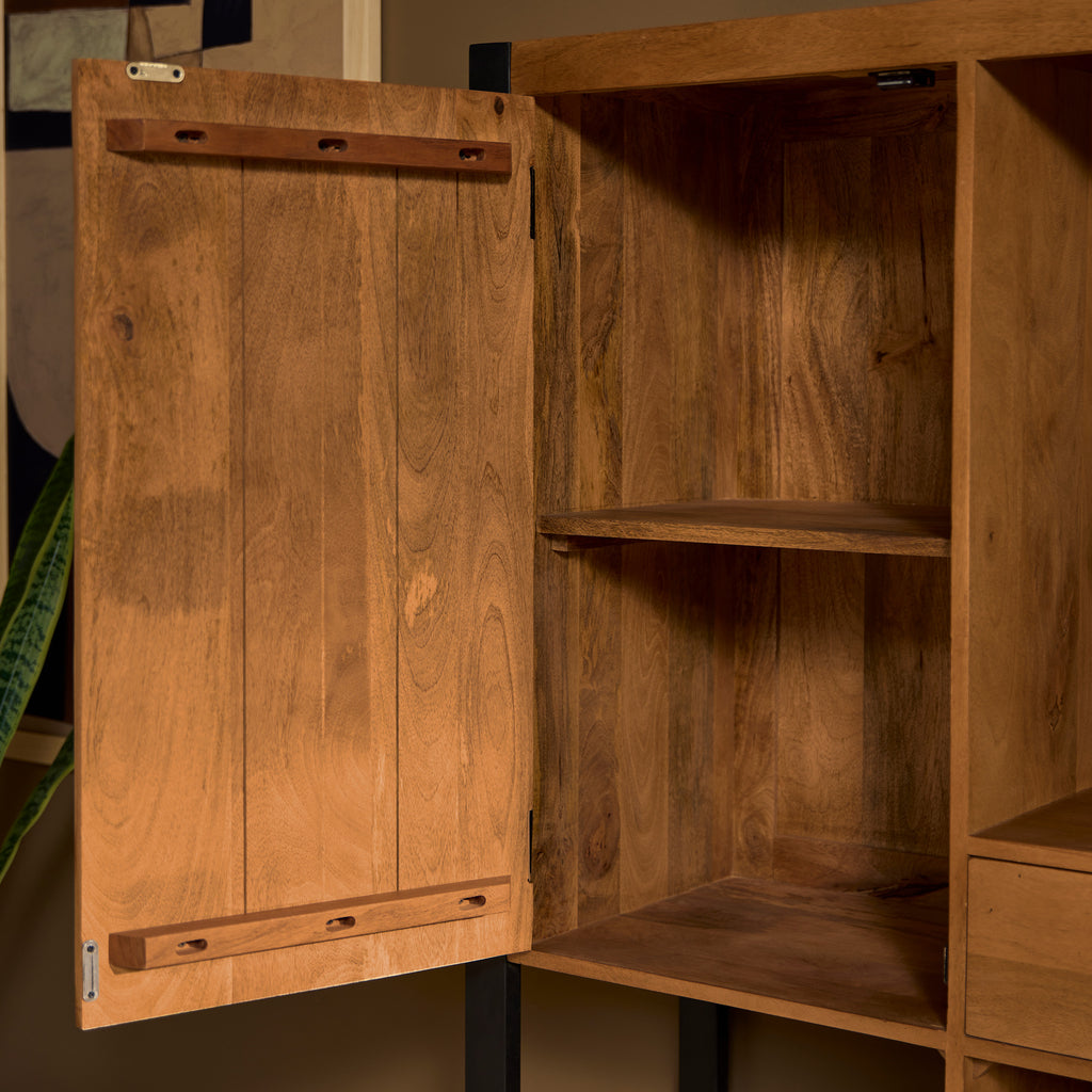 Schrank Bori Mangoholz & Metall 150x40x180 cm – modernes Aufbewahrungsregal mit Schubladen, Türen & Fächern