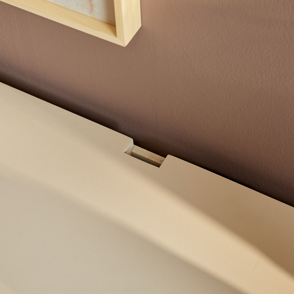 Schwebendes Lowboard Focus Sand 280x35x30 cm – elegantes TV-Board aus Mangoholz mit Push-to-Open