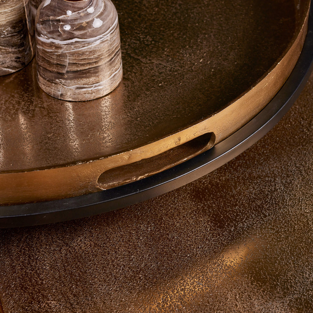 Couchtisch-Set Puck – 2 Tische mit goldenen Aluminiumplatten & schwarzem Eisenrahmen, 78/66 cm