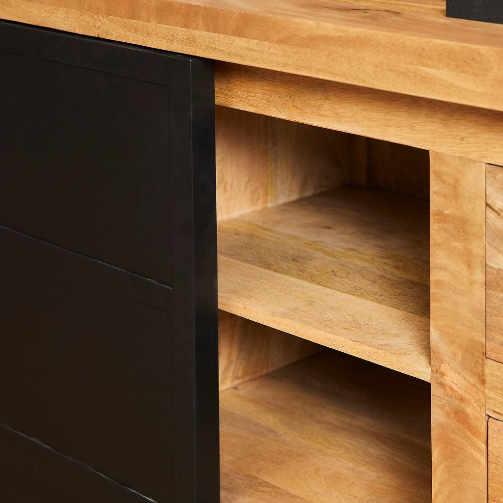 Sideboard Nizza – lackiertes Mangoholz & schwarze Metalltüren, 200 x 45 x 90 cm, modernes Design mit Holzstreifen