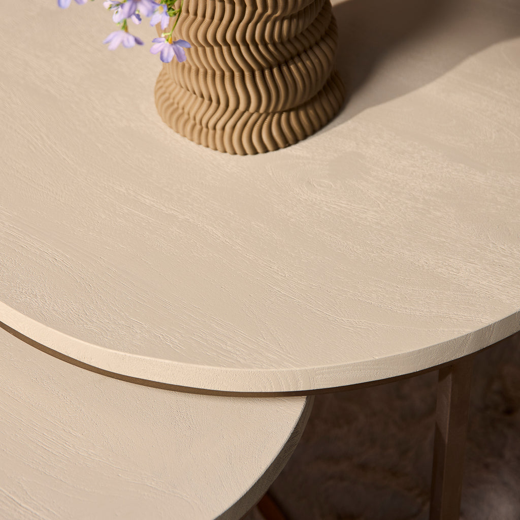 CouchtischMandy Sand – 3er-Set runde Tische aus Mangoholz & Metall, Natur/Bronze, 70/50/35 cm