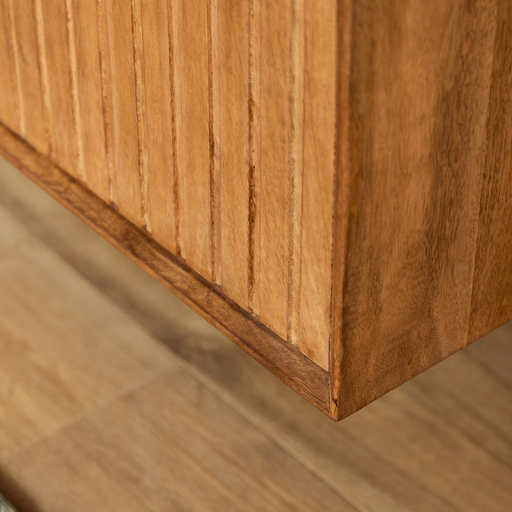 Schwebendes TV Board Madison Natur 200x35x30 cm – modernes Mangoholz mit Lamellenfront & grifflose Türen