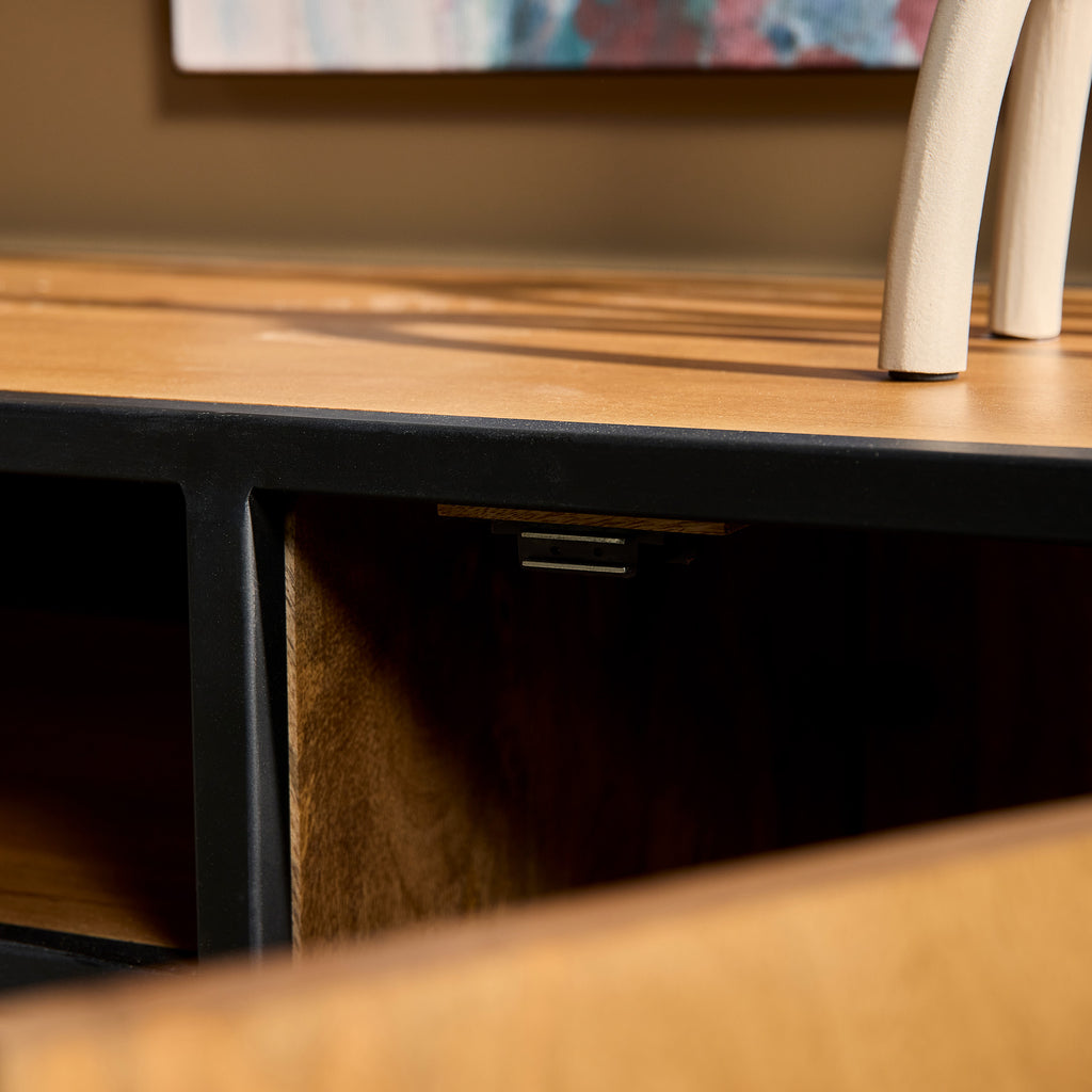 TV-Board Delta Natur – modernes Lowboard aus Mangoholz mit Schublade & 2 Türen, schwarzer Metallrahmen, 145 x 45 x 50 cm