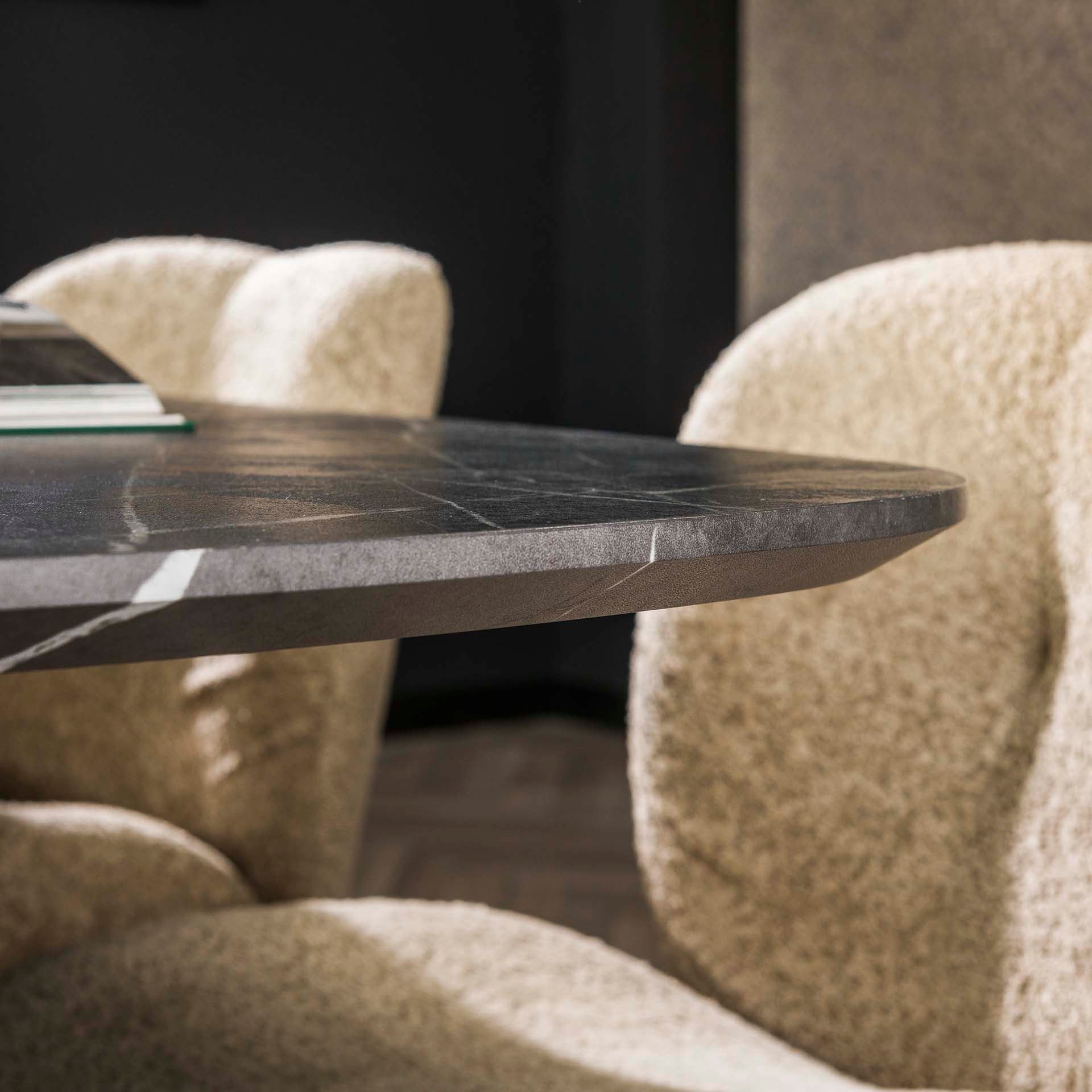 Esstisch Taviano Oval – Melamin-Tischplatte in Keramikoptik mit Spinnen-Gestell aus Stahl, 180 x 90 x 77 cm, moderner Esszimmertisch