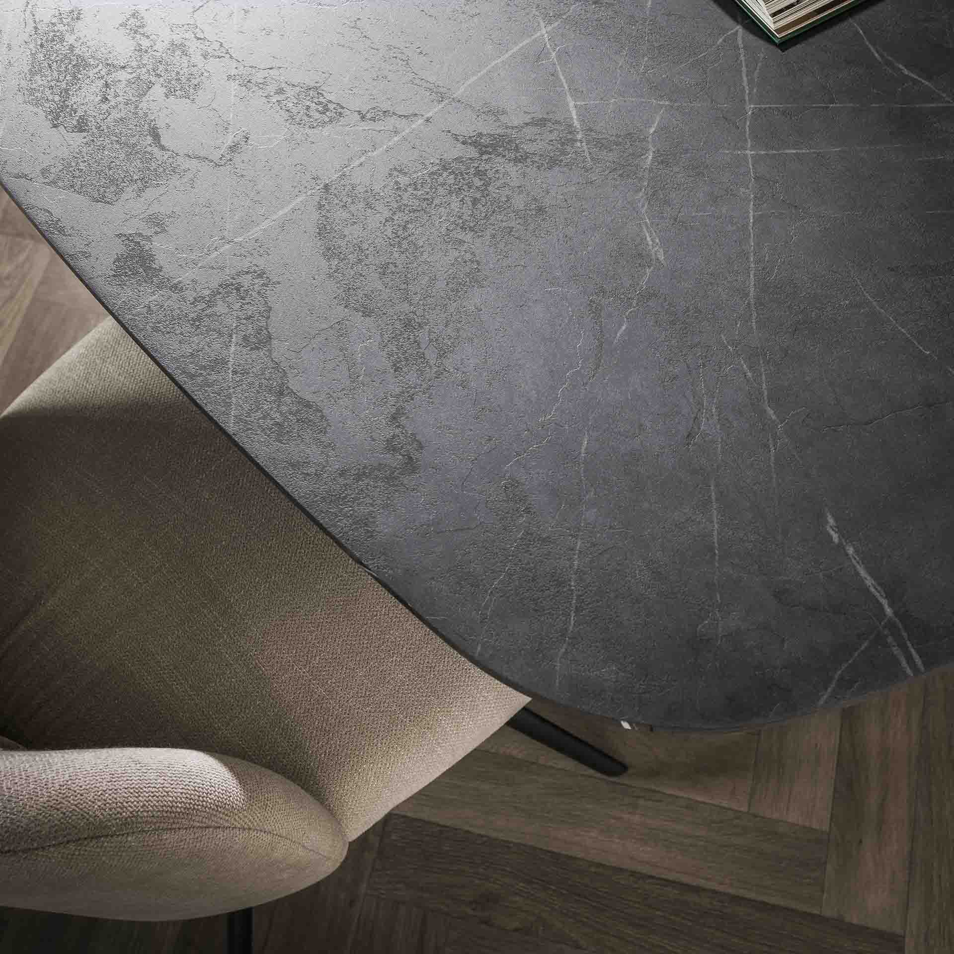 Esstisch Taviano Oval – Melamin-Tischplatte in Keramikoptik mit Spinnen-Gestell aus Stahl, 180 x 90 x 77 cm, moderner Esszimmertisch