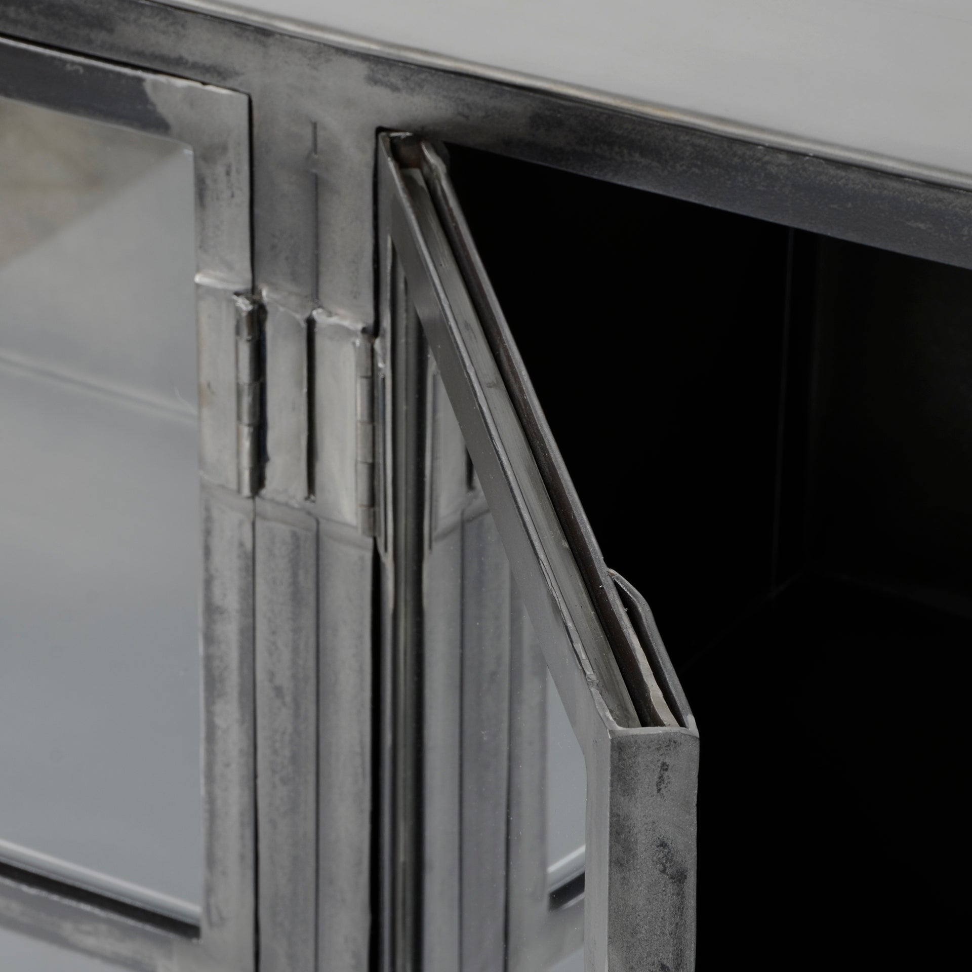 Sideboard Ferro – Metall & Glas mit 4 Glastüren & Einlegeboden, 180 x 40 x 92 cm