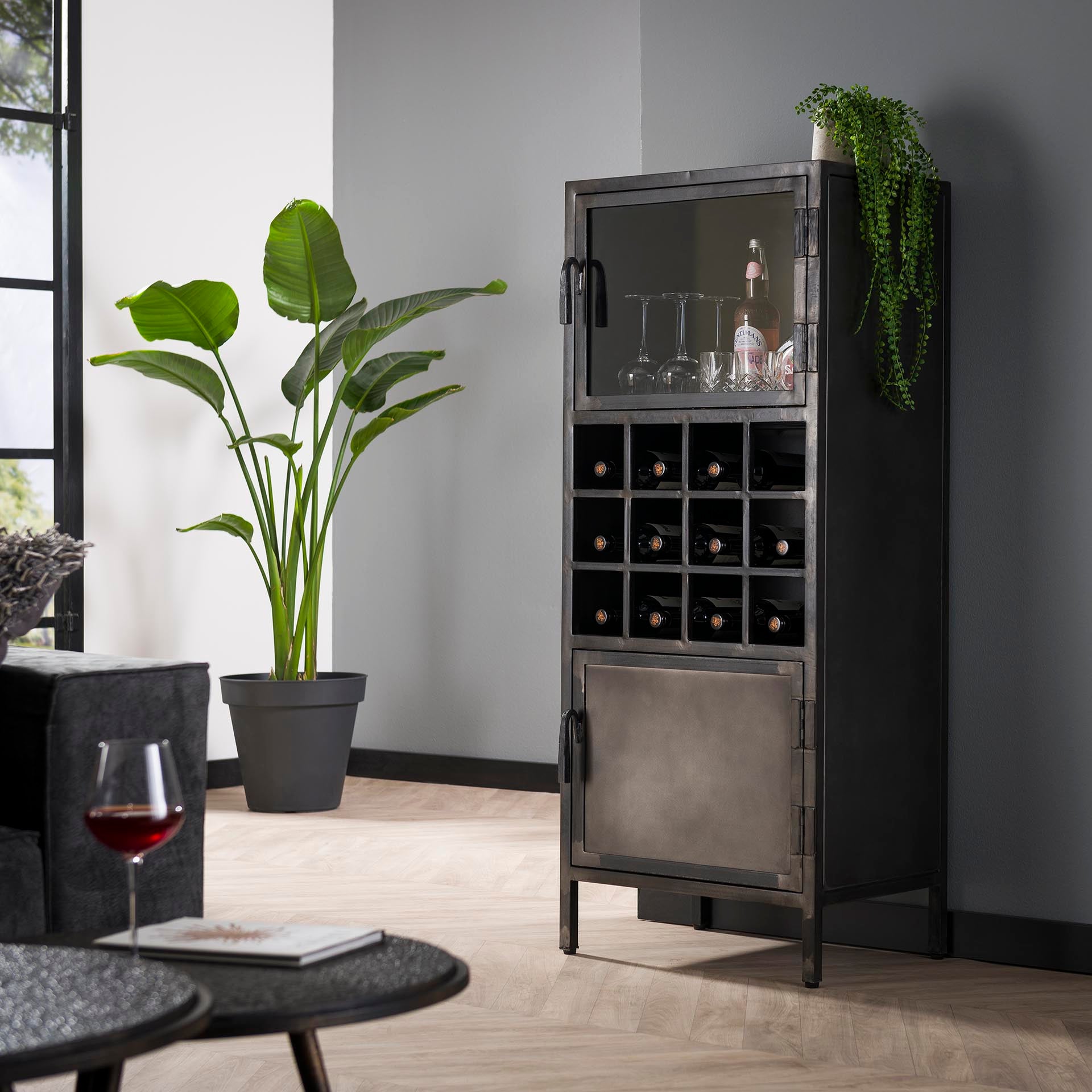 Weinschrank Ferro – Metall Gun Metal mit Glas- & Stahltür, 12 Flaschenfächer, 55 x 40 x 135 cm