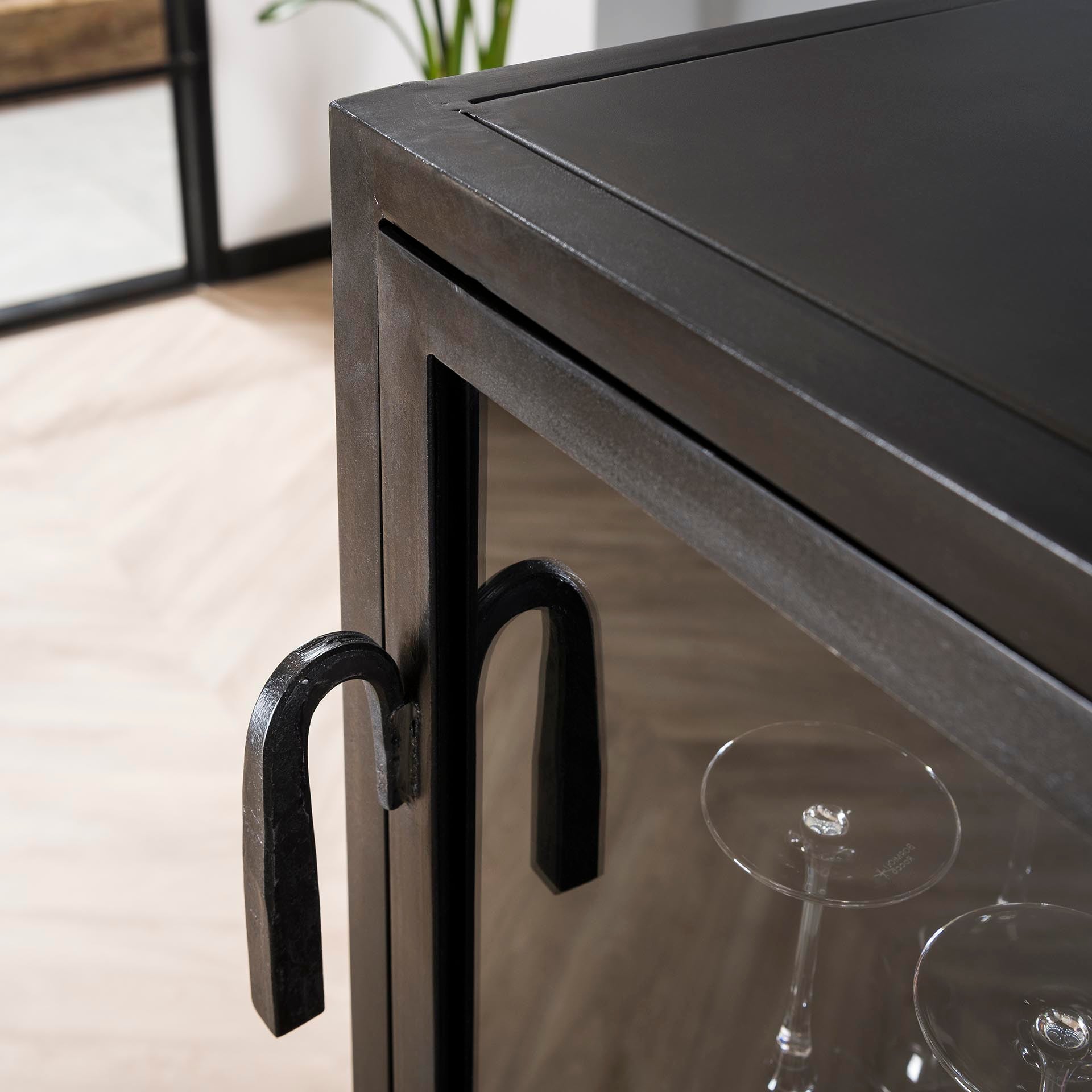 Weinschrank Ferro – Metall Gun Metal mit Glas- & Stahltür, 12 Flaschenfächer, 55 x 40 x 135 cm