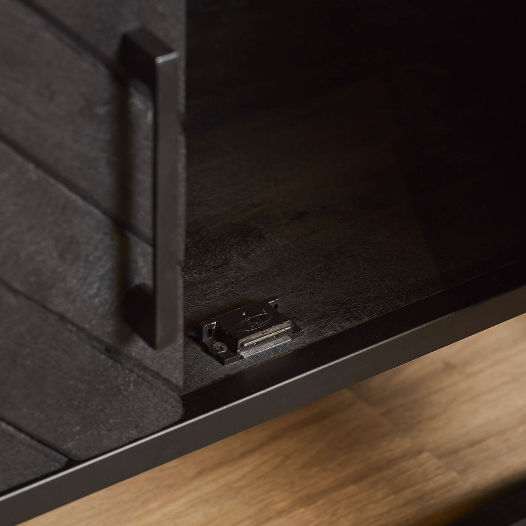 TV Board Sydney Schwarz – Lowboard aus Mangoholz & Metall mit Fischgrätmuster, 4 Türen, 1 Schublade & Fach, 240 x 45 x 50 cm