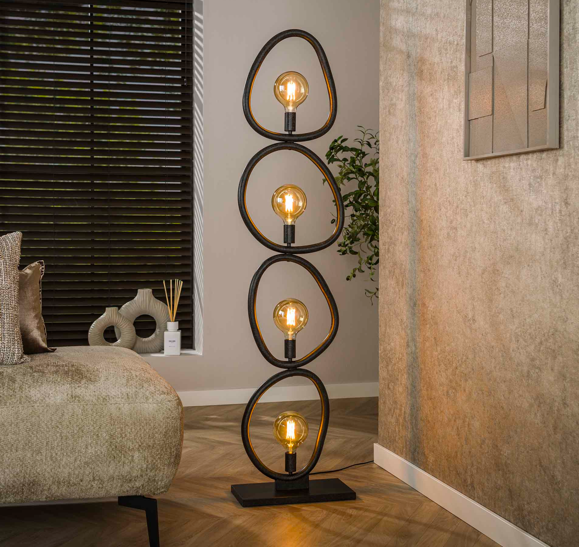 Stehleuchte Novara – 4-flammige Designerlampe aus Metall in Arktikschwarz, 165 cm Höhe