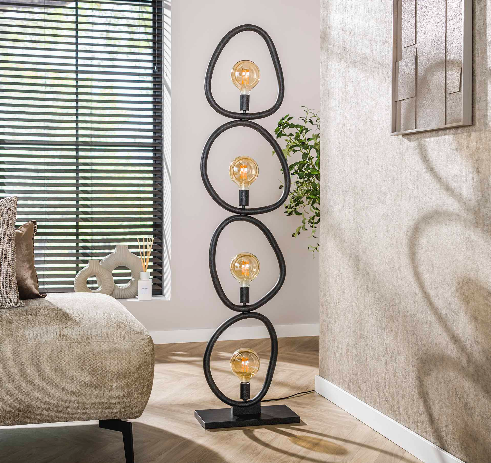 Stehleuchte Novara – 4-flammige Designerlampe aus Metall in Arktikschwarz, 165 cm Höhe