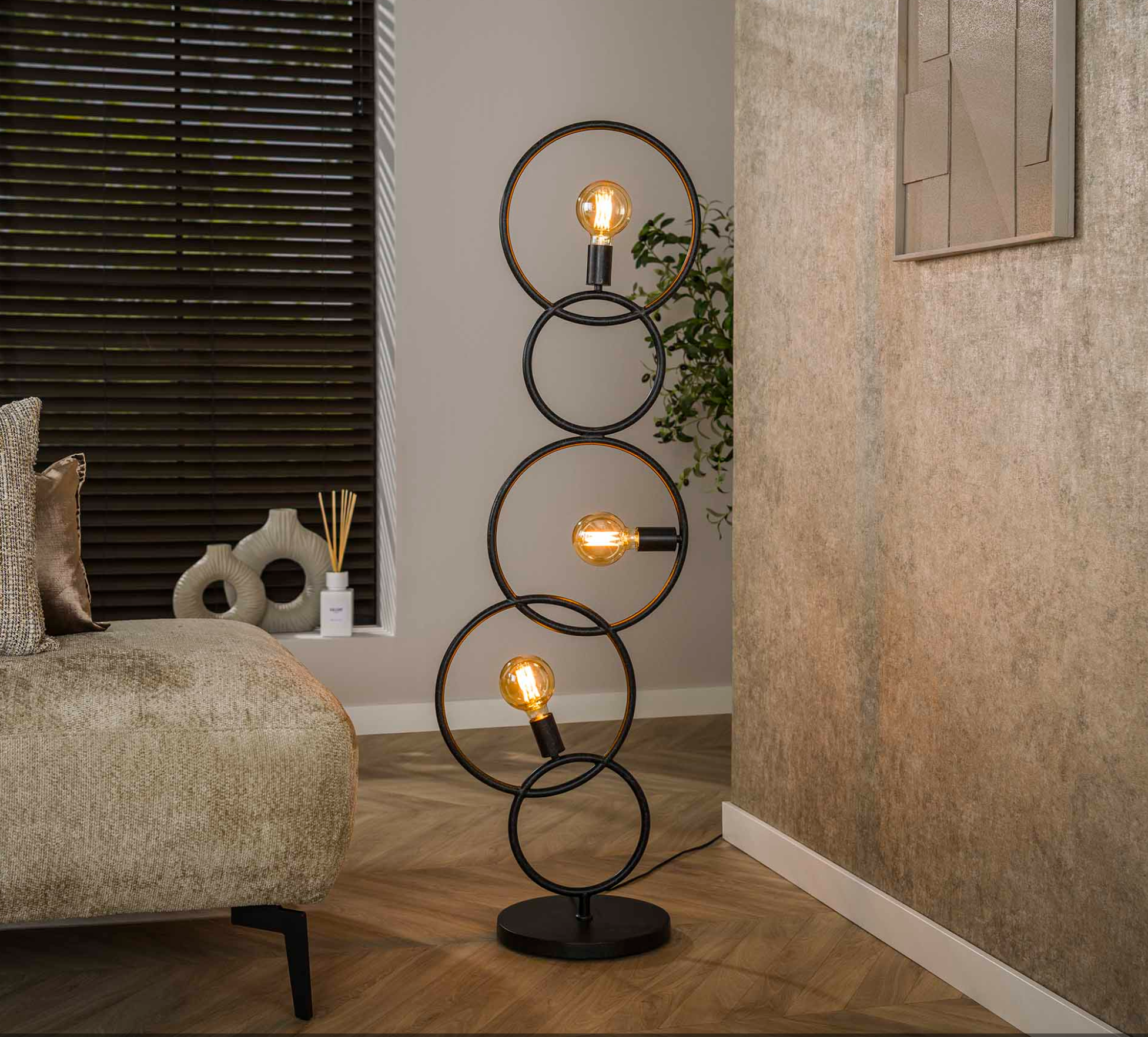 Stehleuchte Elara – Designerlampe aus Metall in Schwarz, 3-flammig mit Schleifen-Design