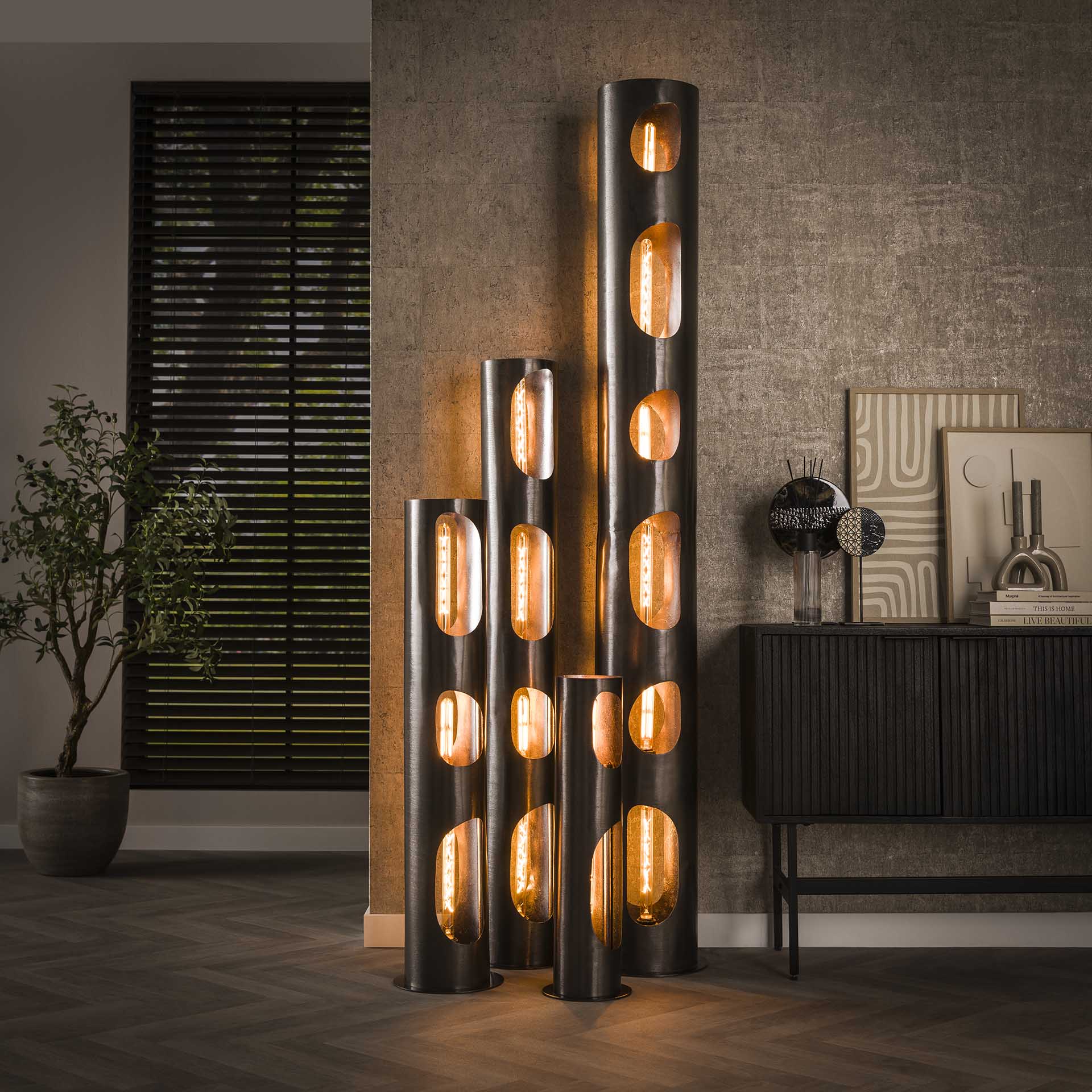 Stehleuchte Ciliegia Ø25×145 cm – Organic Zylinder XL aus Metall mit schwarzer Nickeloberfläche & dekorativen Lichtöffnungen