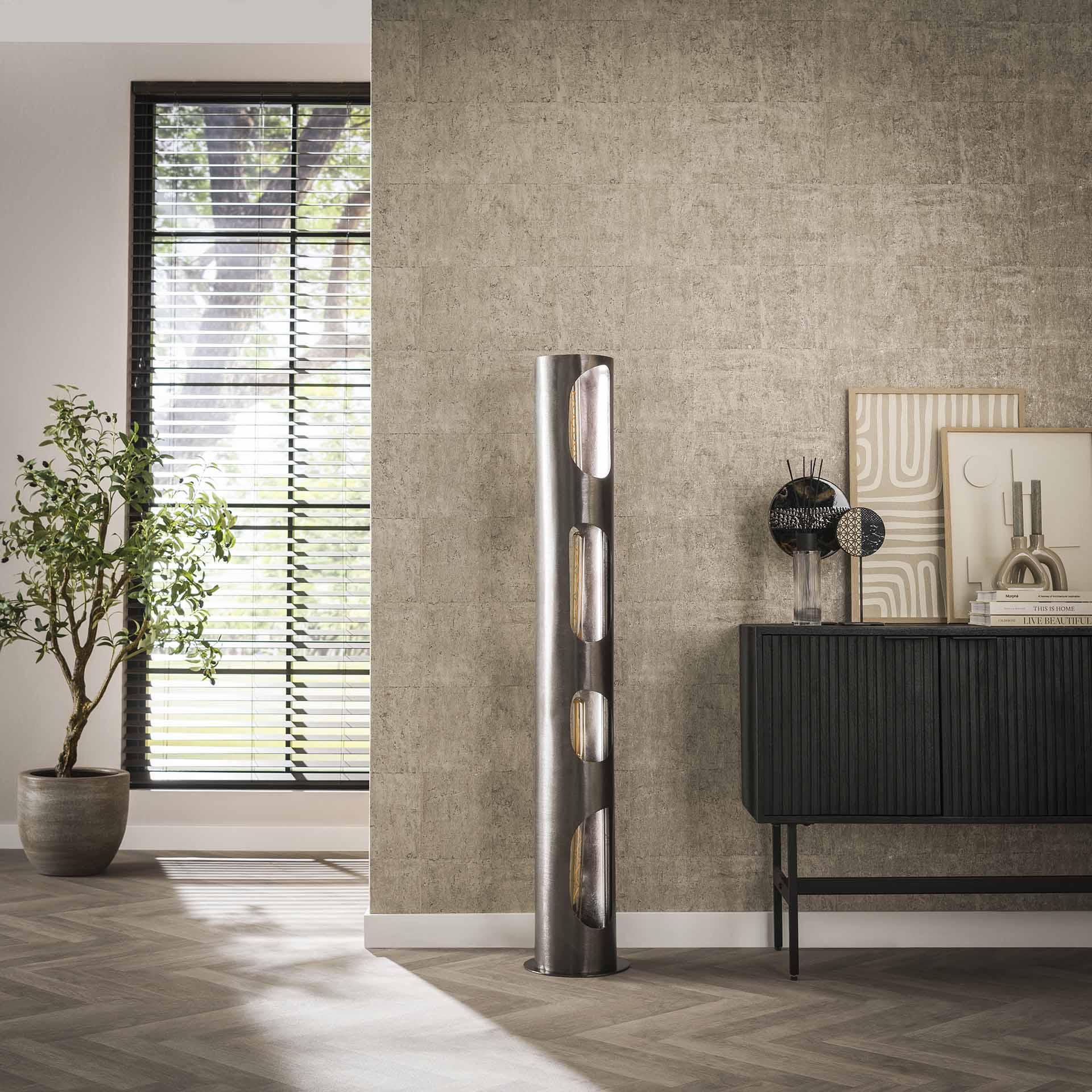 Stehleuchte Ciliegia Ø25×145 cm – Organic Zylinder XL aus Metall mit schwarzer Nickeloberfläche & dekorativen Lichtöffnungen