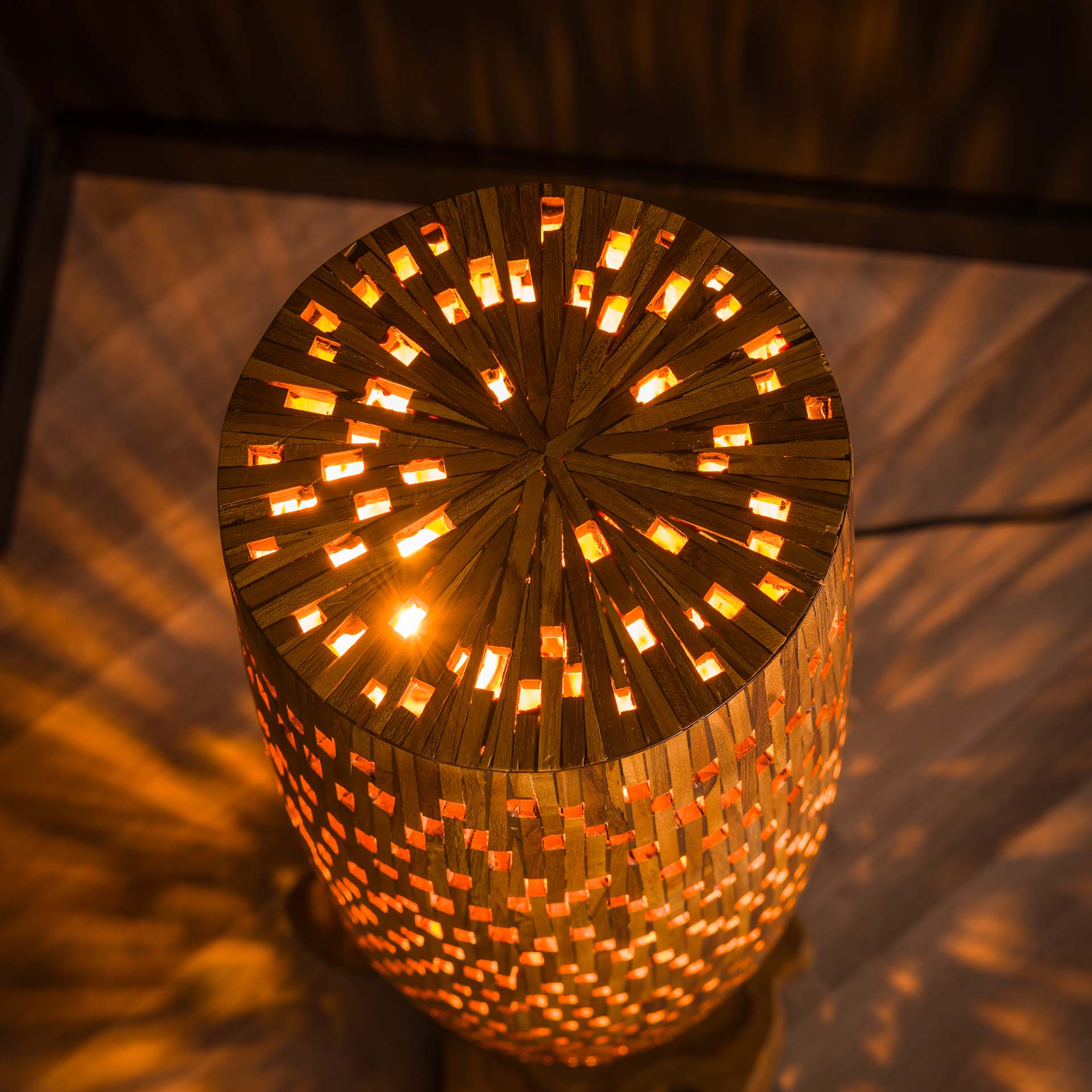 Stehleuchte Colori S Bars 40×40×104 cm – kleine Bodenleuchte aus recyceltem Teakholz mit dekorativen Lichtöffnungen