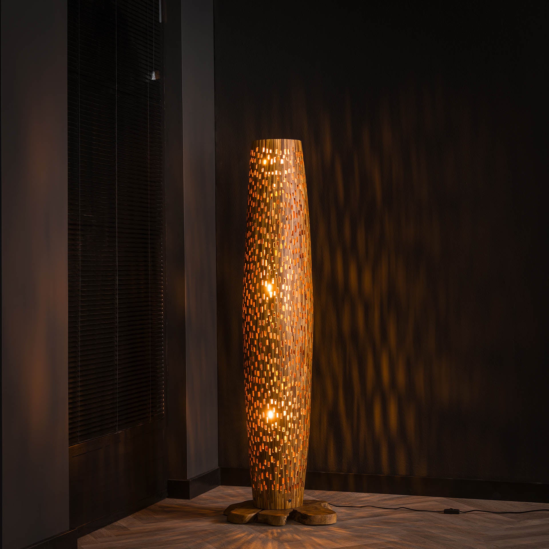 Stehleuchte Colori M Bars 40×40×145 cm – Bodenleuchte aus recyceltem Teakholz mit Lichtöffnungen & natürlichem Design