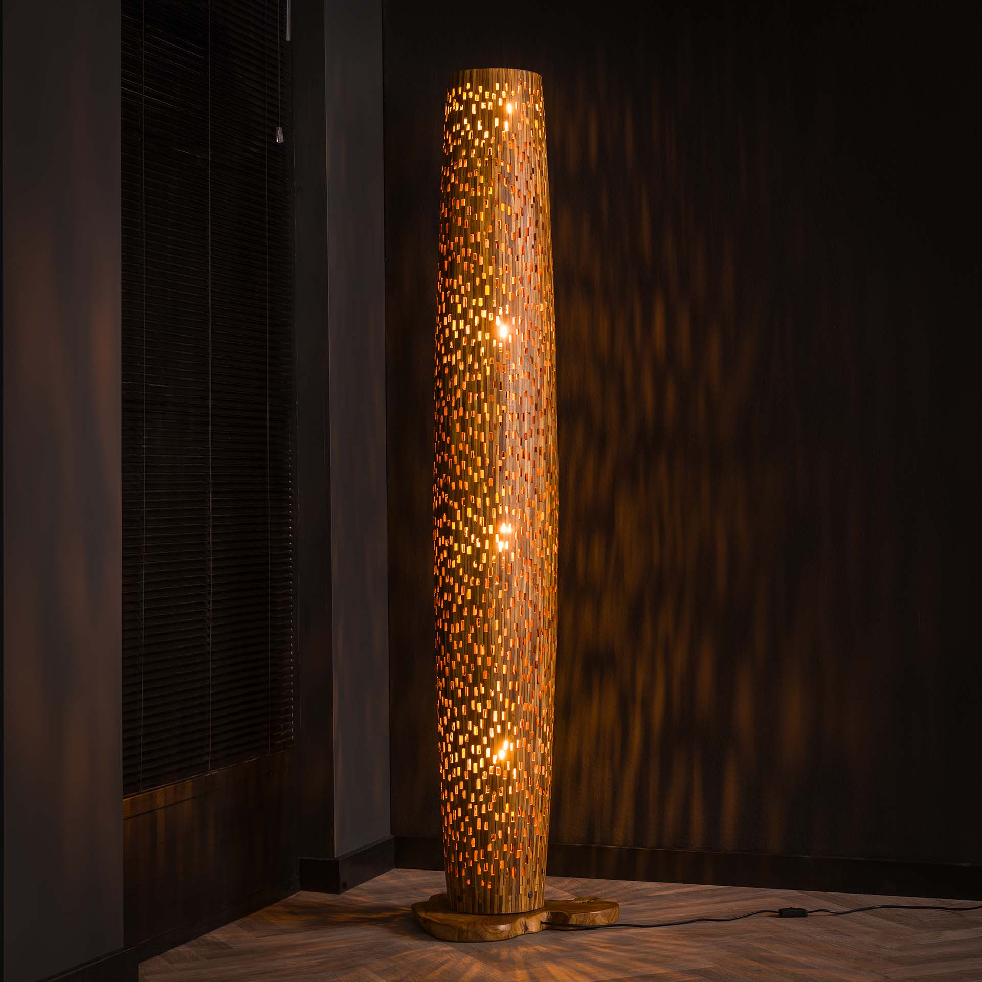 Stehleuchte Colori L Bars 40×40×184 cm – große Bodenleuchte aus recyceltem Teakholz mit Lichtöffnungen & natürlichem Design