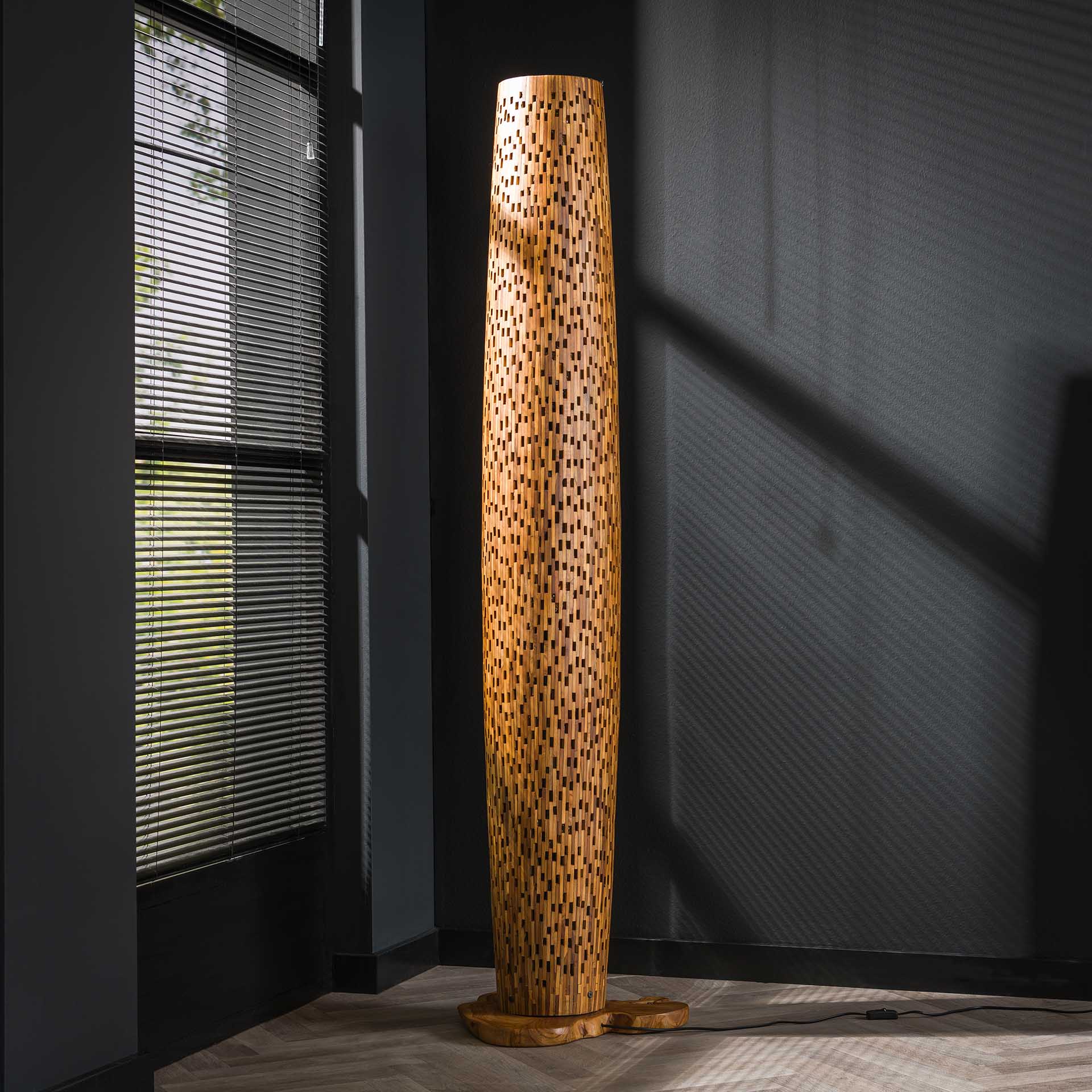Stehleuchte Colori L Bars 40×40×184 cm – große Bodenleuchte aus recyceltem Teakholz mit Lichtöffnungen & natürlichem Design