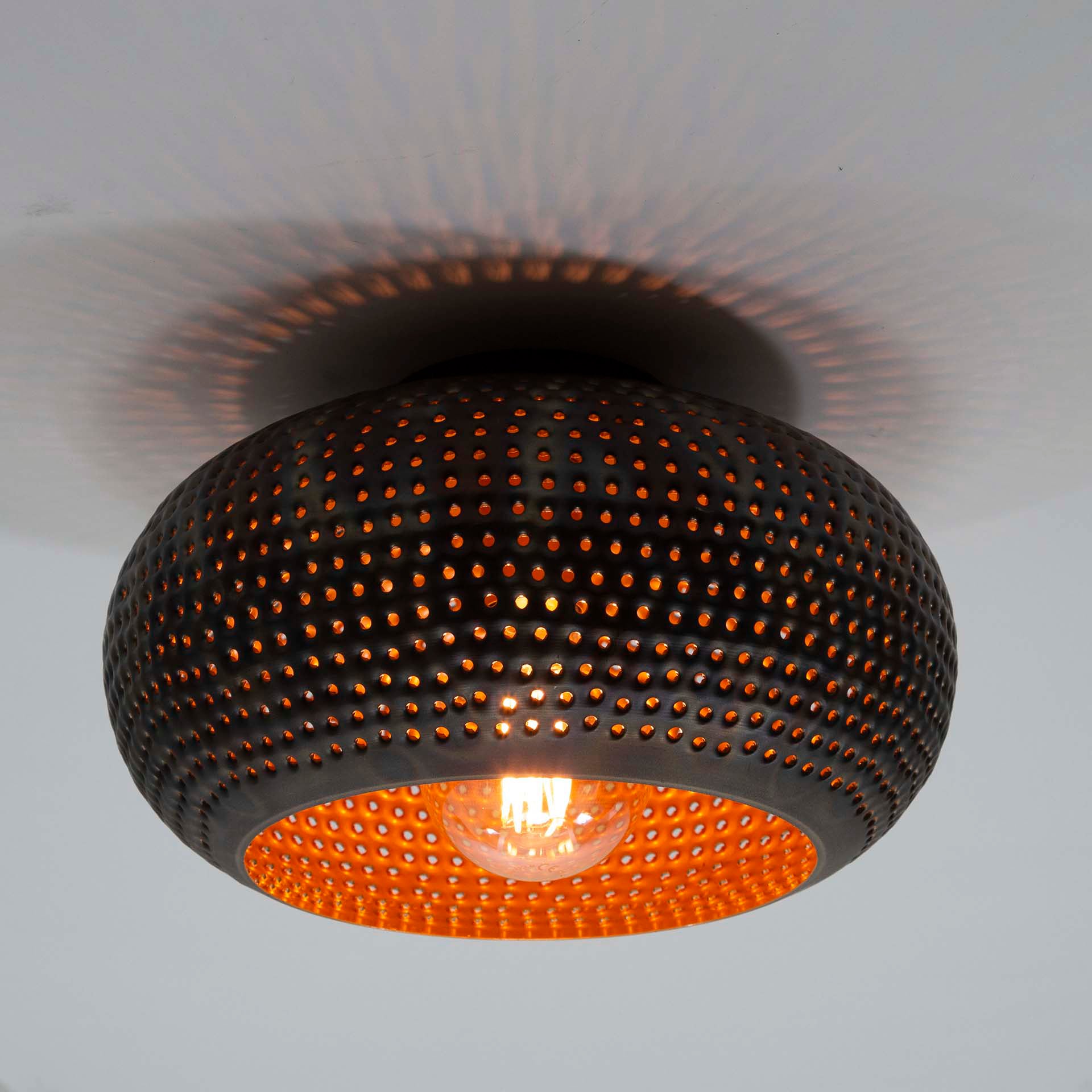 Deckenleuchte Piovere Punch Ø35 cm 35×35×20 cm – runde Metallleuchte Schwarz-Braun mit perforiertem Schirm & bronzefarbenem Innenraum