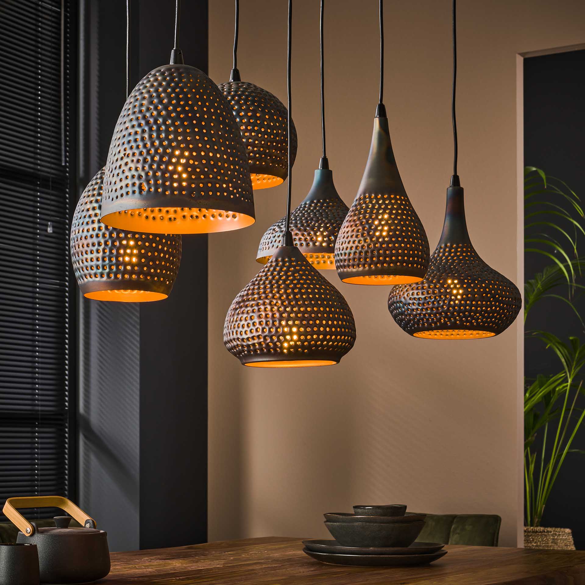 Hängeleuchte Piovere 4+3 Punch Mix 100×45×150 cm – 7-flammige Metallleuchte Schwarz-Braun mit perforierten Schirmen & bronzefarbenem Innenraum