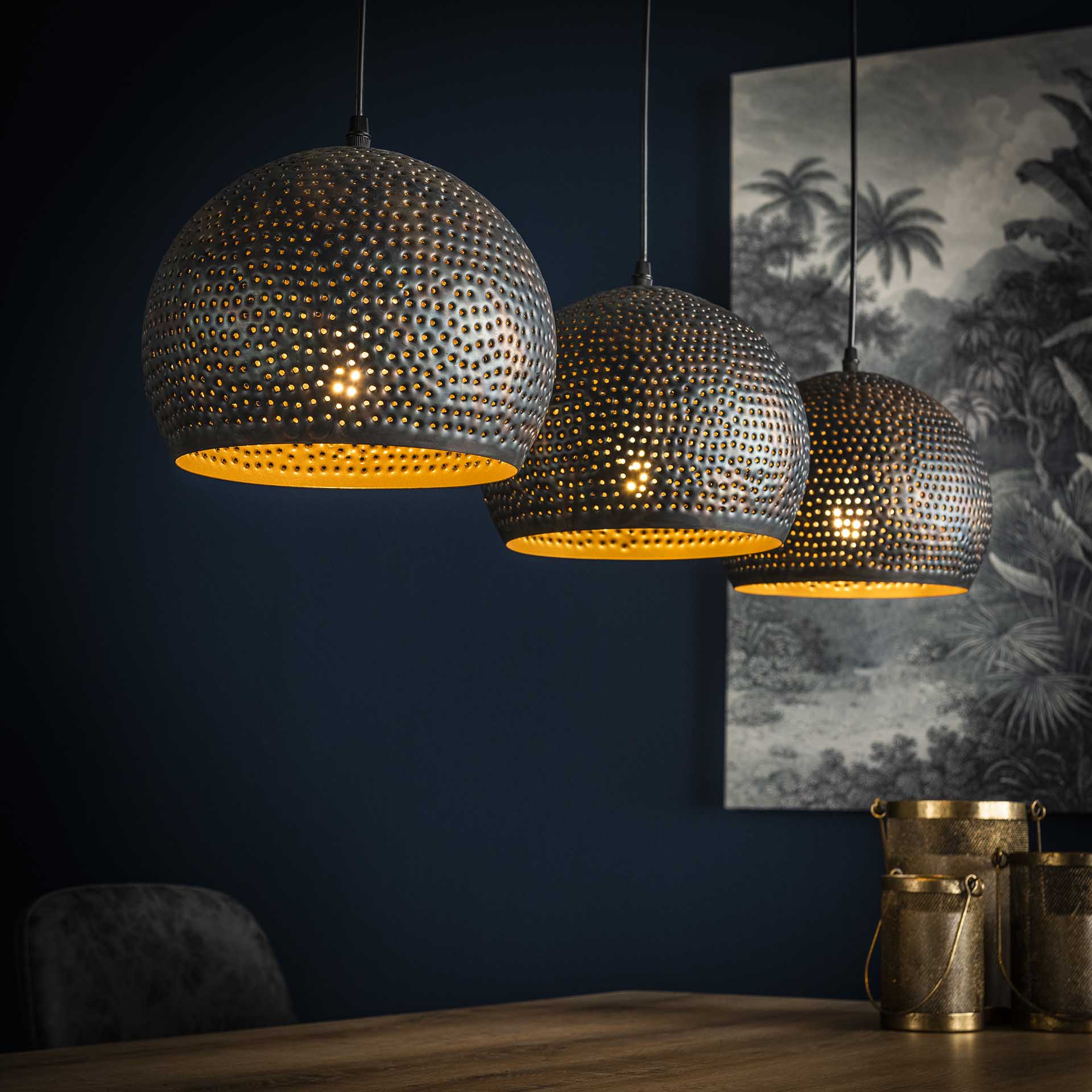 Hängeleuchte Aria 3-flammig Kugel Ø25 cm 110×25×150 cm – Metallleuchte Schwarz-Braun mit perforierten Schirmen, höhenverstellbar