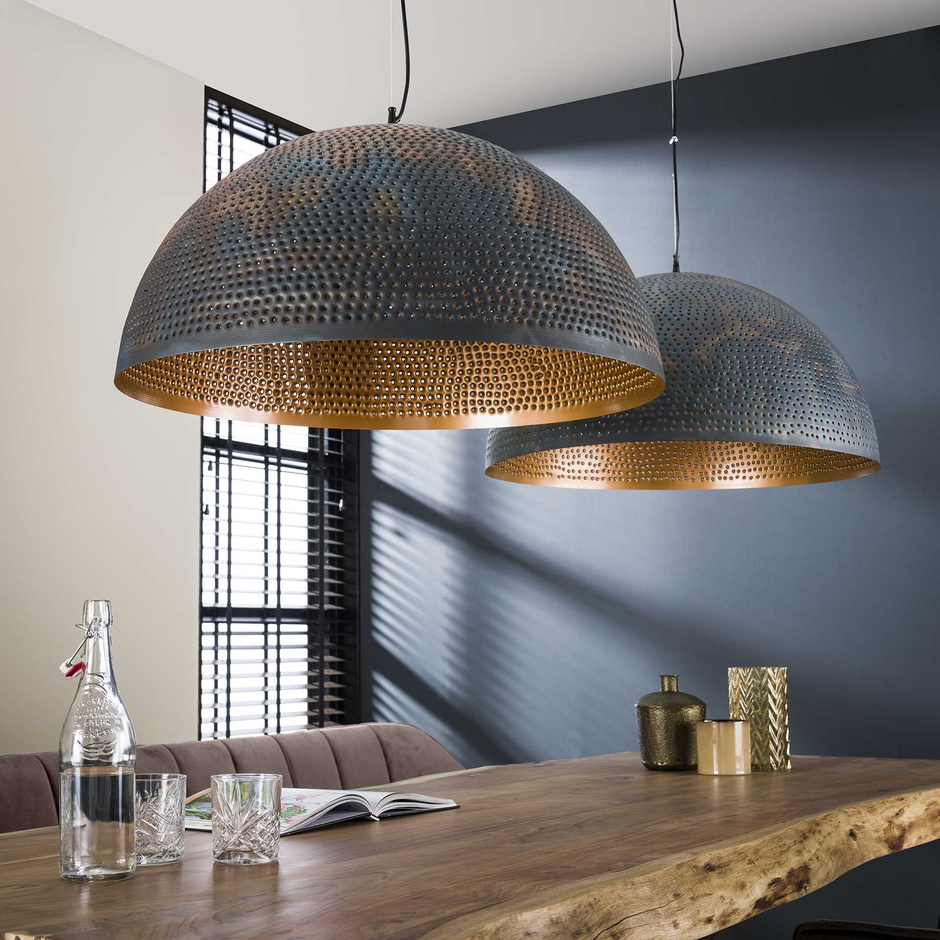 Hängeleuchte Aria Ø70 cm 70×70×150 cm – Metallleuchte Schwarz-Braun mit perforiertem Kugelschirm, 3-flammig & höhenverstellbar