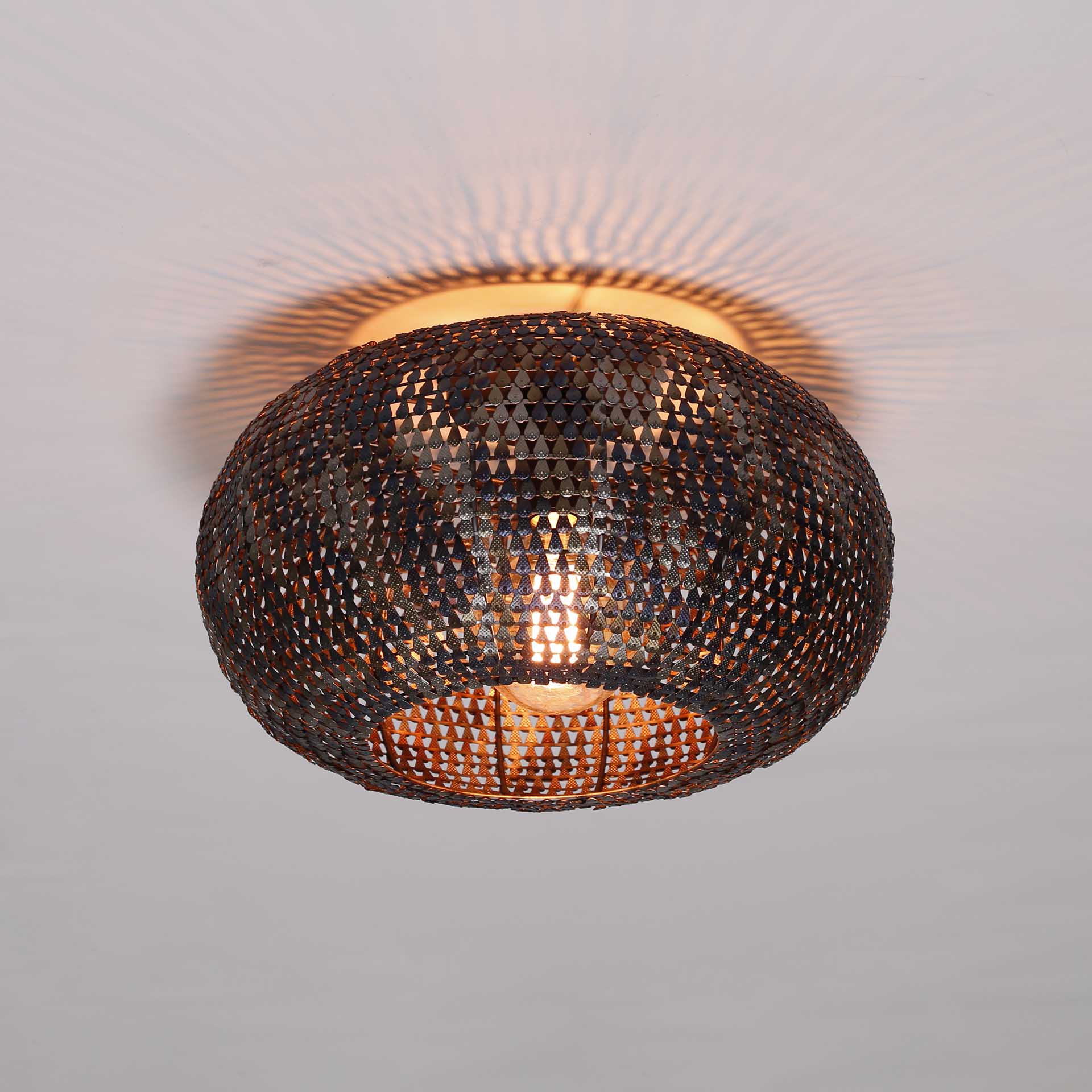 Deckenleuchte Armor 1-flammig Ø40 cm (40×40×20 cm). Handgefertigte Metallleuchte Schwarz-Braun mit perforierter Struktur, stimmungsvolles Licht, jede Leuchte ein Unikat.