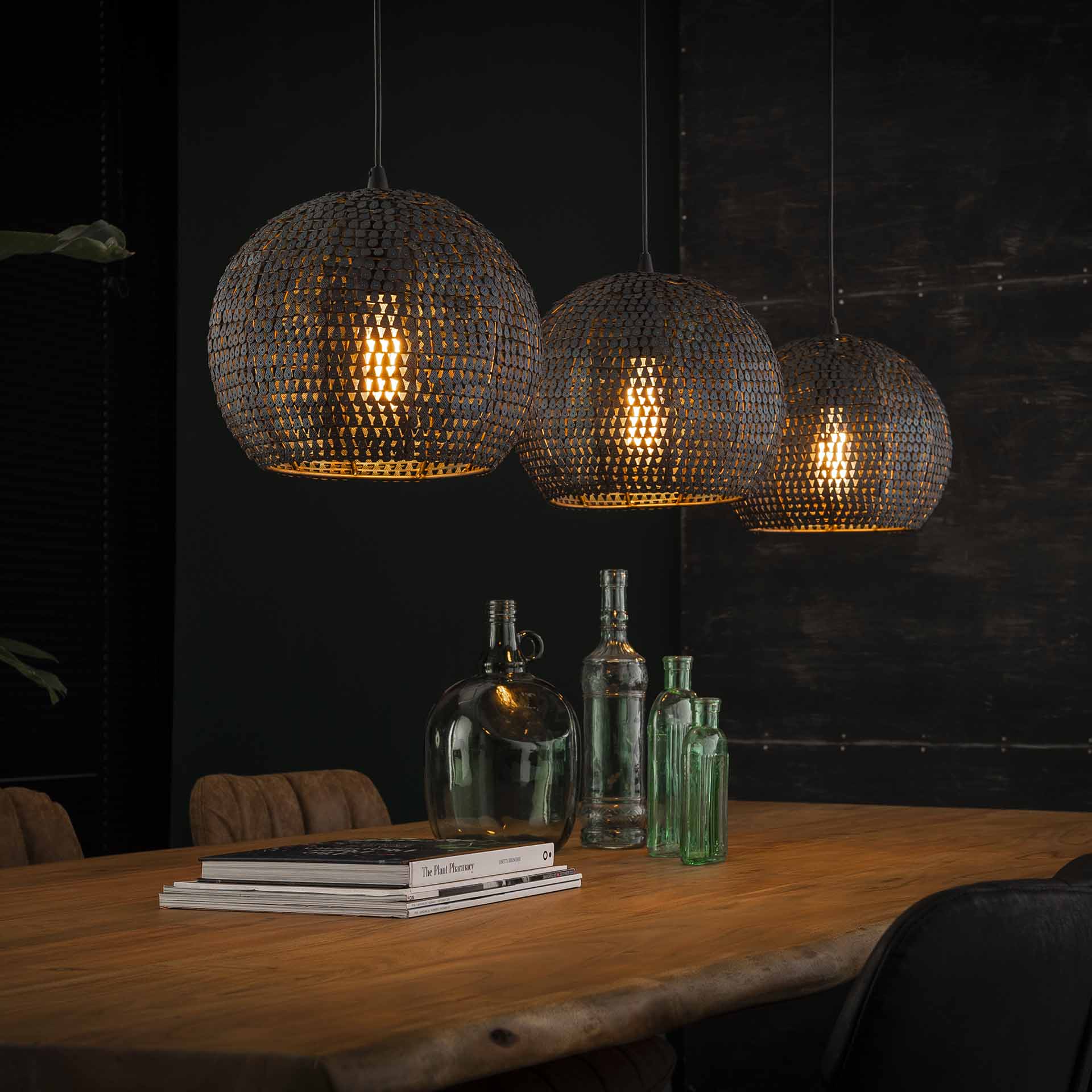Hängelampe Armor 3-flammig halbrund Ø26 cm 128×26×150 cm – handgefertigte Metallleuchte Schwarz-Braun, höhenverstellbar & halbtransparent