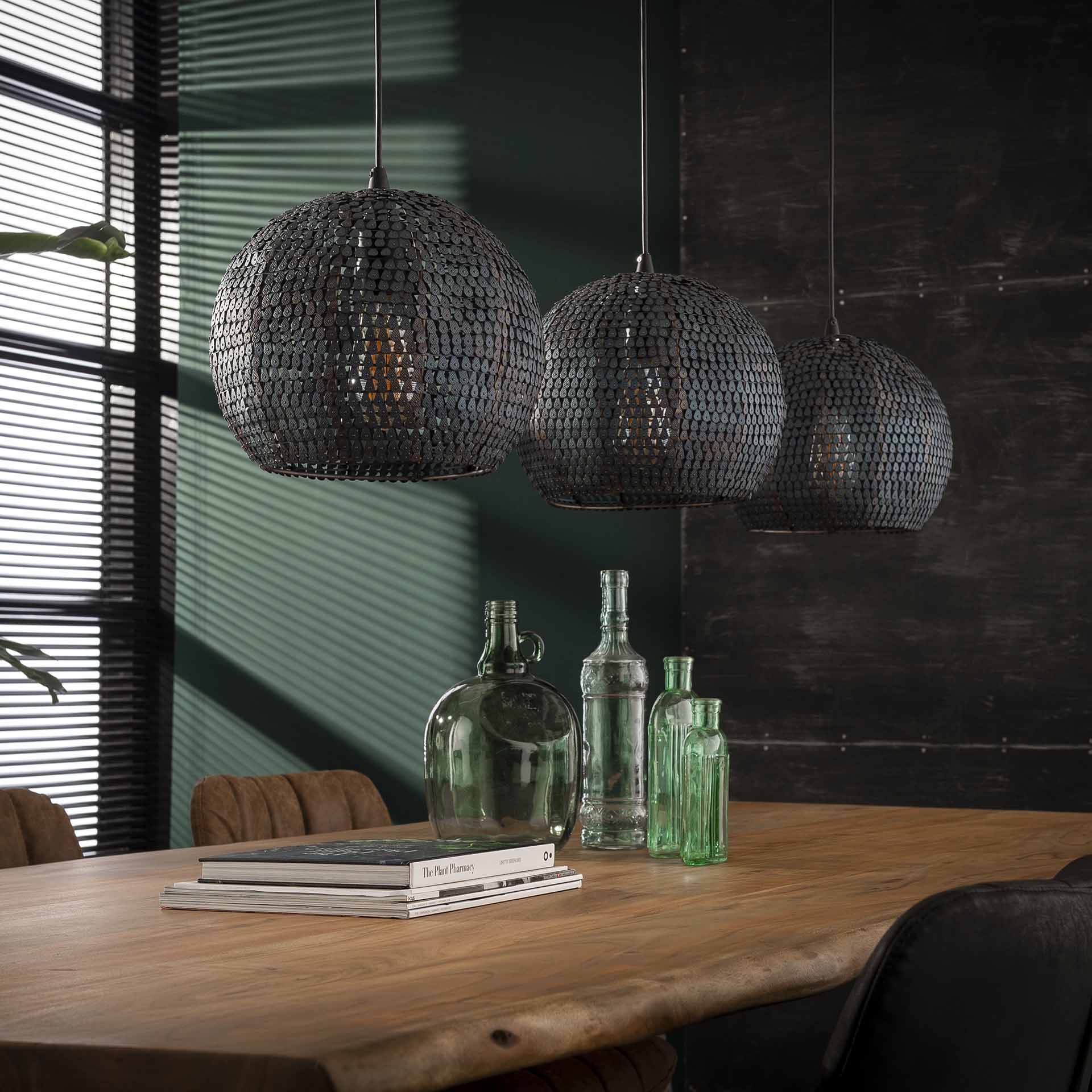 Hängelampe Armor 3-flammig halbrund Ø26 cm 128×26×150 cm – handgefertigte Metallleuchte Schwarz-Braun, höhenverstellbar & halbtransparent
