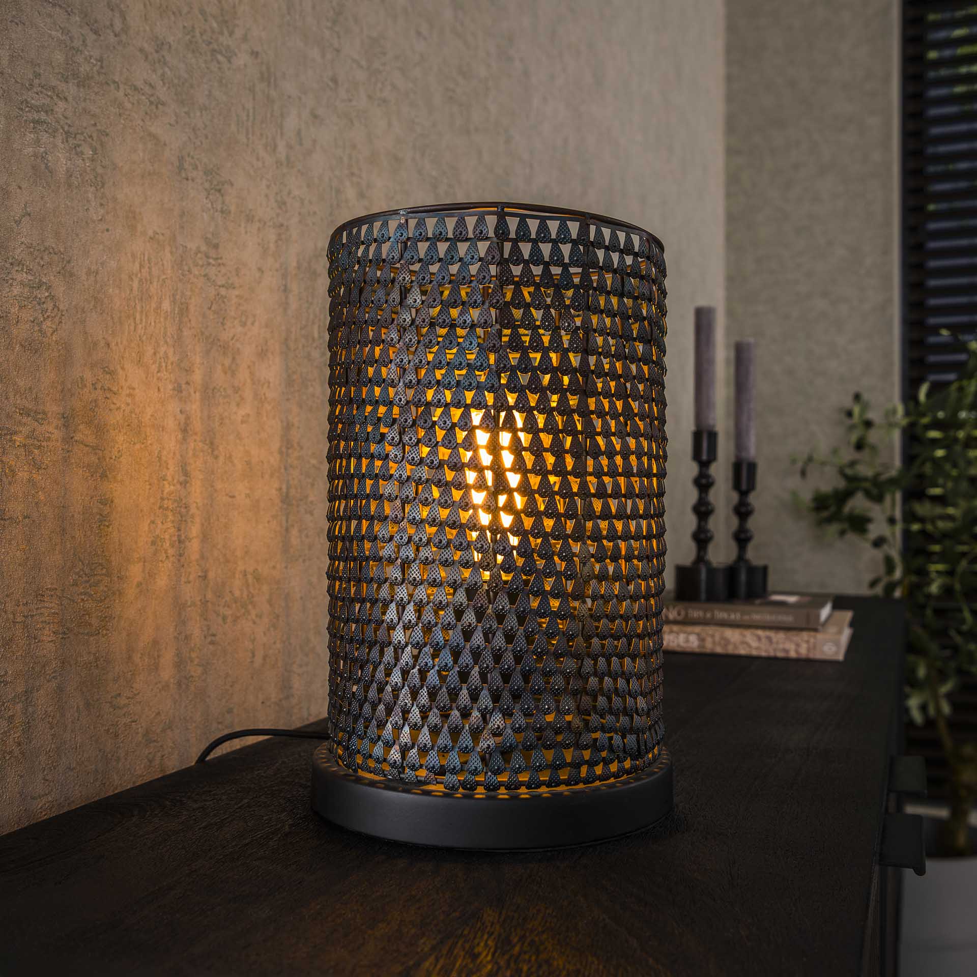 Tischleuchte Armor Tube Ø20×30 cm – handgefertigte Metallleuchte in Schwarz-Braun, halbtransparentes Design, einzigartig & modern