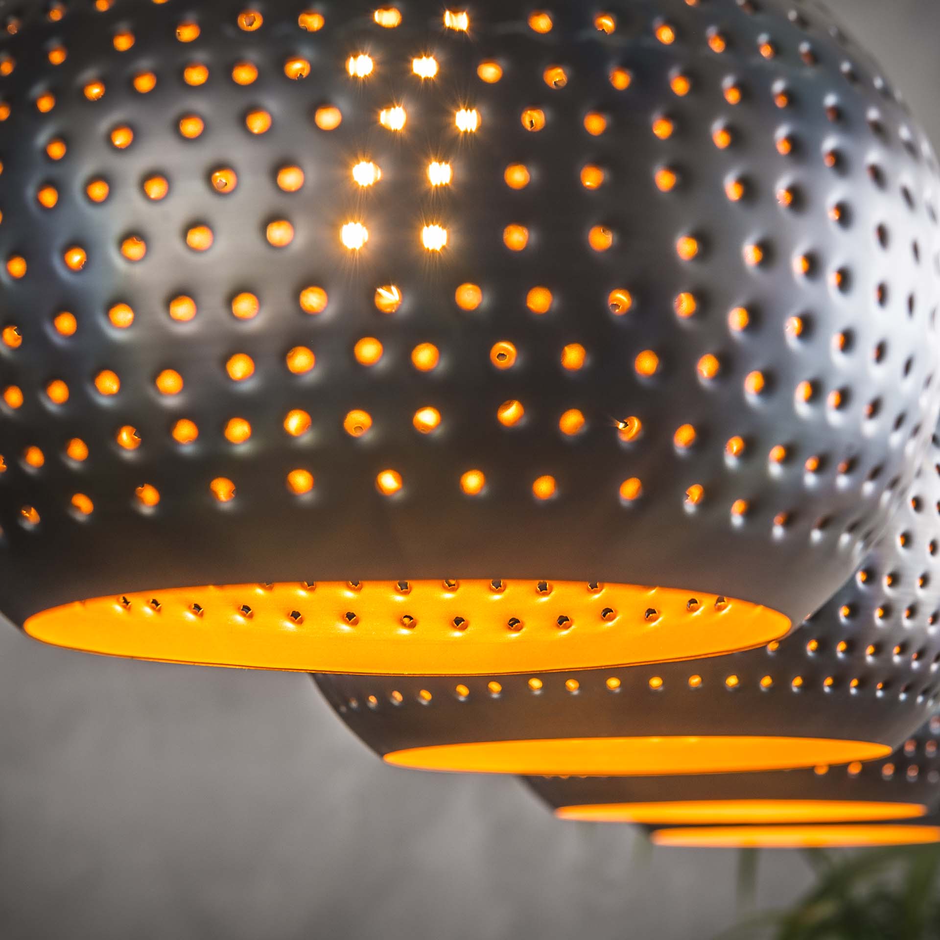 Hängeleuchte Gioia 4-flammig – Metall-Leuchte 130×150×25 cm mit handperforierten Kegelschirmen Ø25×40 cm, grau, Textilkabel, E27, LED geeignet
