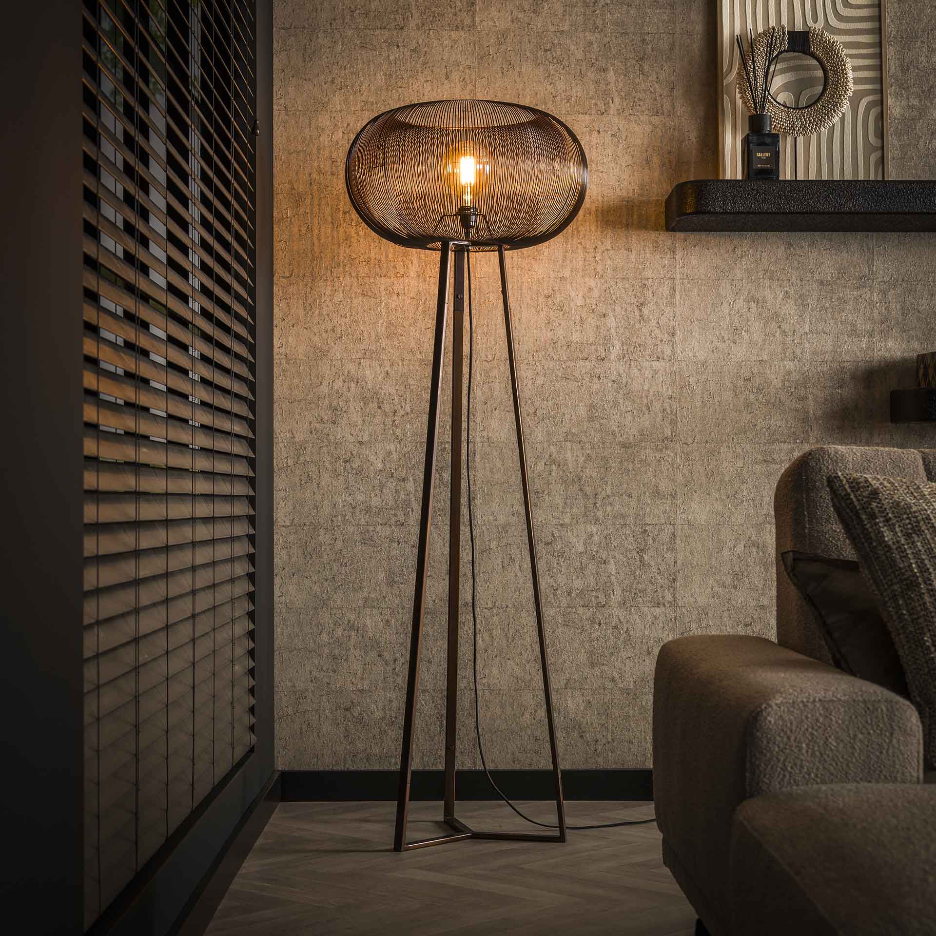 Stehleuchte Vecchio 1-flammig 55x55x170 cm – moderne Metall-Lampe mit goldenem Scheibenschirm im Industrial Design