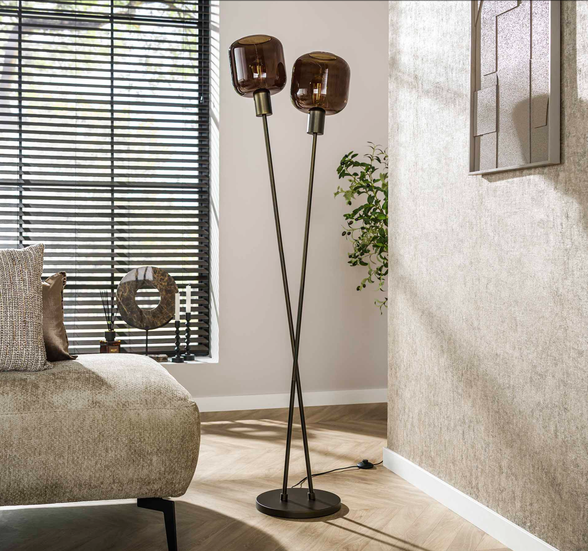 Stehleuchte Noira – Dreibein-Lampe in Schwarz mit 3 Glaskugeln in Chrom, Bernstein & Transparent, 174 cm Höhe