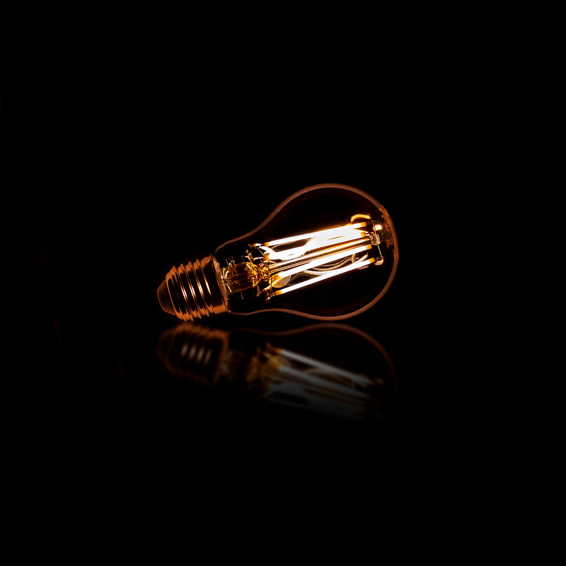 LED Filament A60 Ø6,4x10 cm E27 – dimmbar 6W, 2100K extra warmweiß, 450 lm, Amber-Glas Retro-Glühbirne