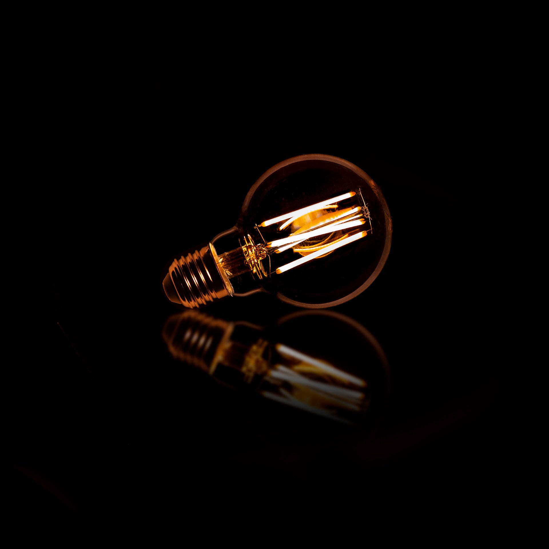 LED Filament Globus G70 Ø7 cm E27 – dimmbar 6W, 2100K extra warmweiß, 450 lm, Amber-Glas