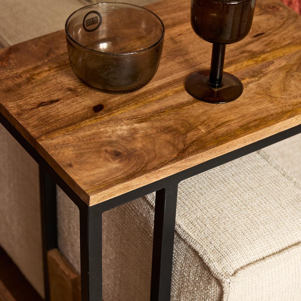 Beistelltisch Naturel High – Slider aus Mangoholz & schwarzem Metall, 32 x 48 x 72 cm
