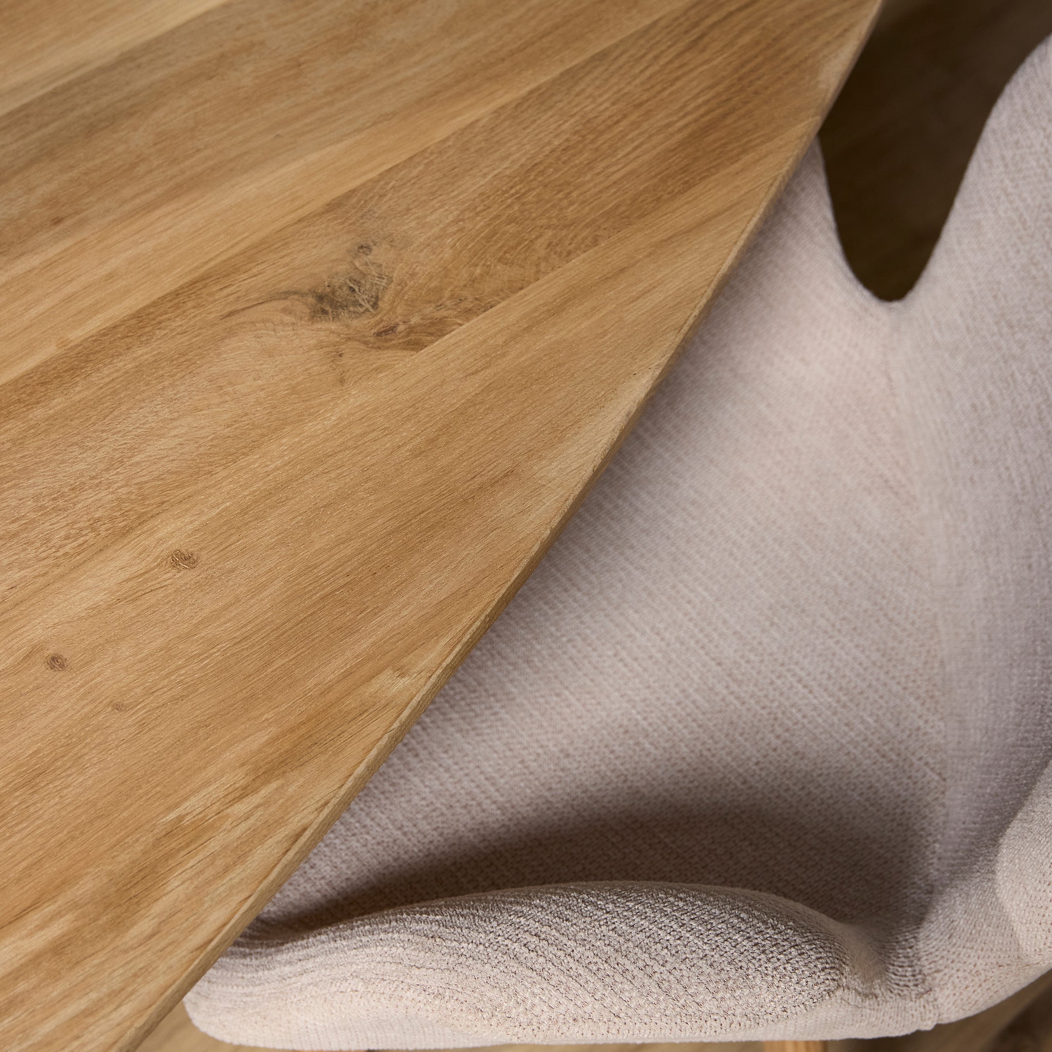 Esstisch Sky – moderner Esstisch mit naturfarbener Eichenholzplatte und schwarzem Matrixgestell, 180 x 84 x 76 cm