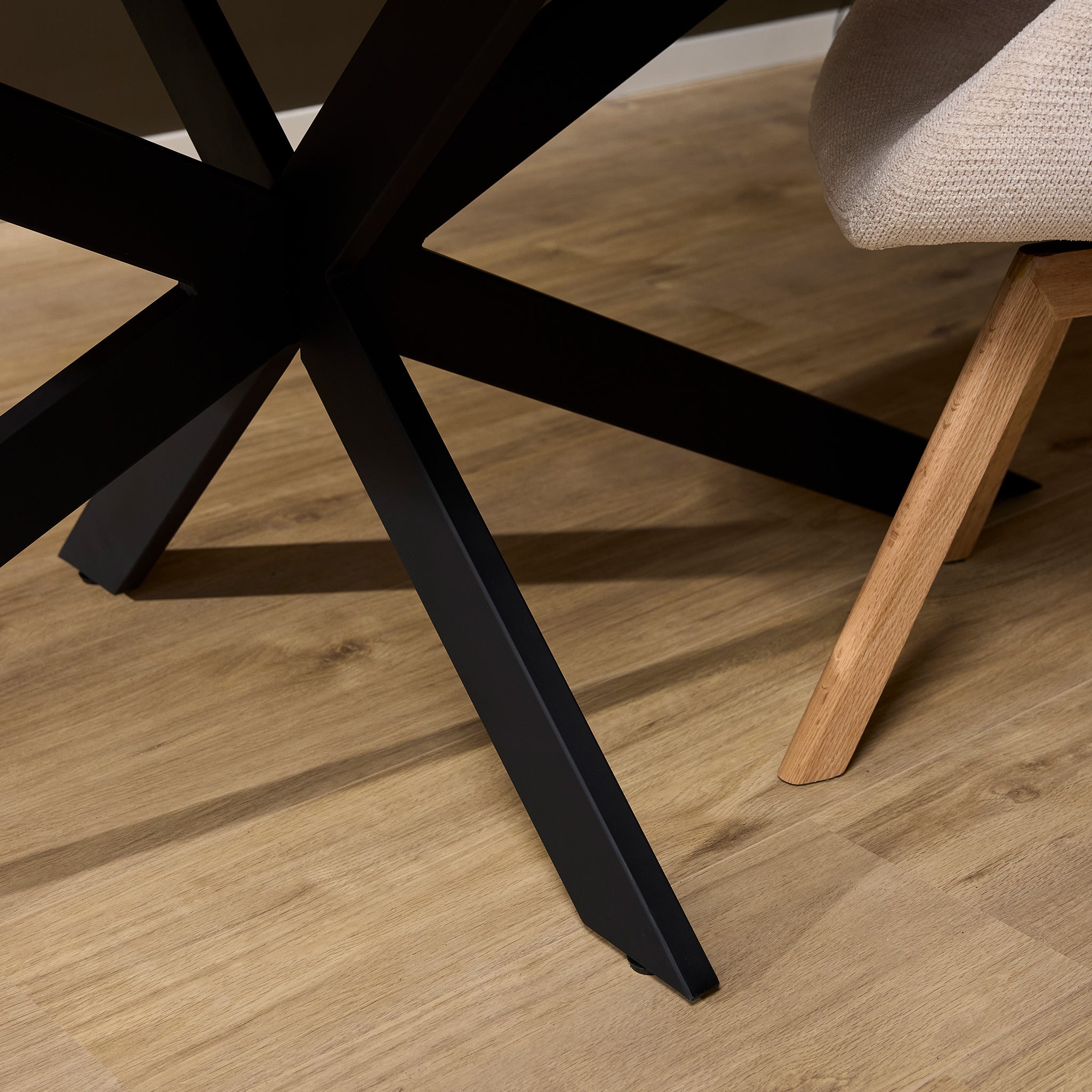 Esstisch Sky Natur – Ovaler Eichenholz-Esstisch mit schwarzem Matrixgestell, 240 x 110 x 76 cm, modernes Design