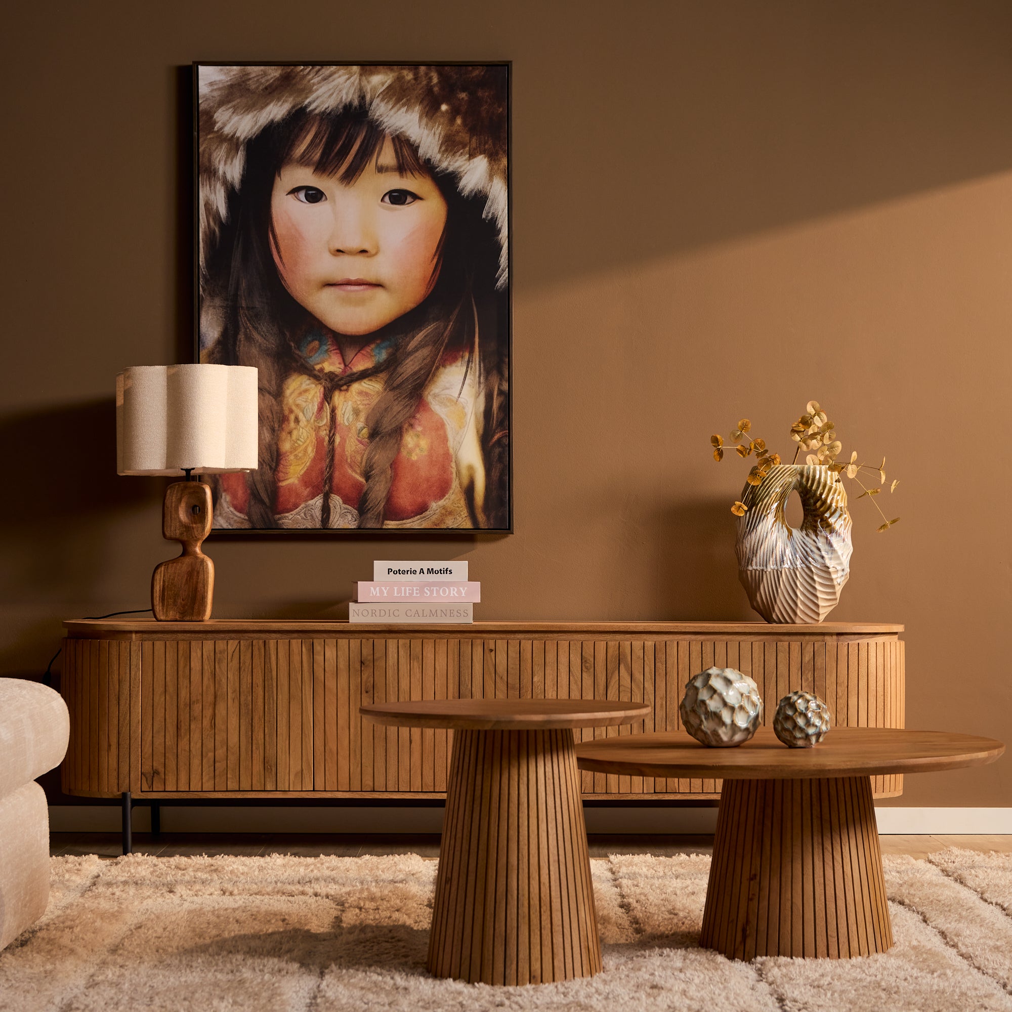 Couchtisch Sole Natur – Runder Wohnzimmertisch aus Mangoholz mit Lamellengestell, 80 x 80 x 38 cm, moderner Couchtisch