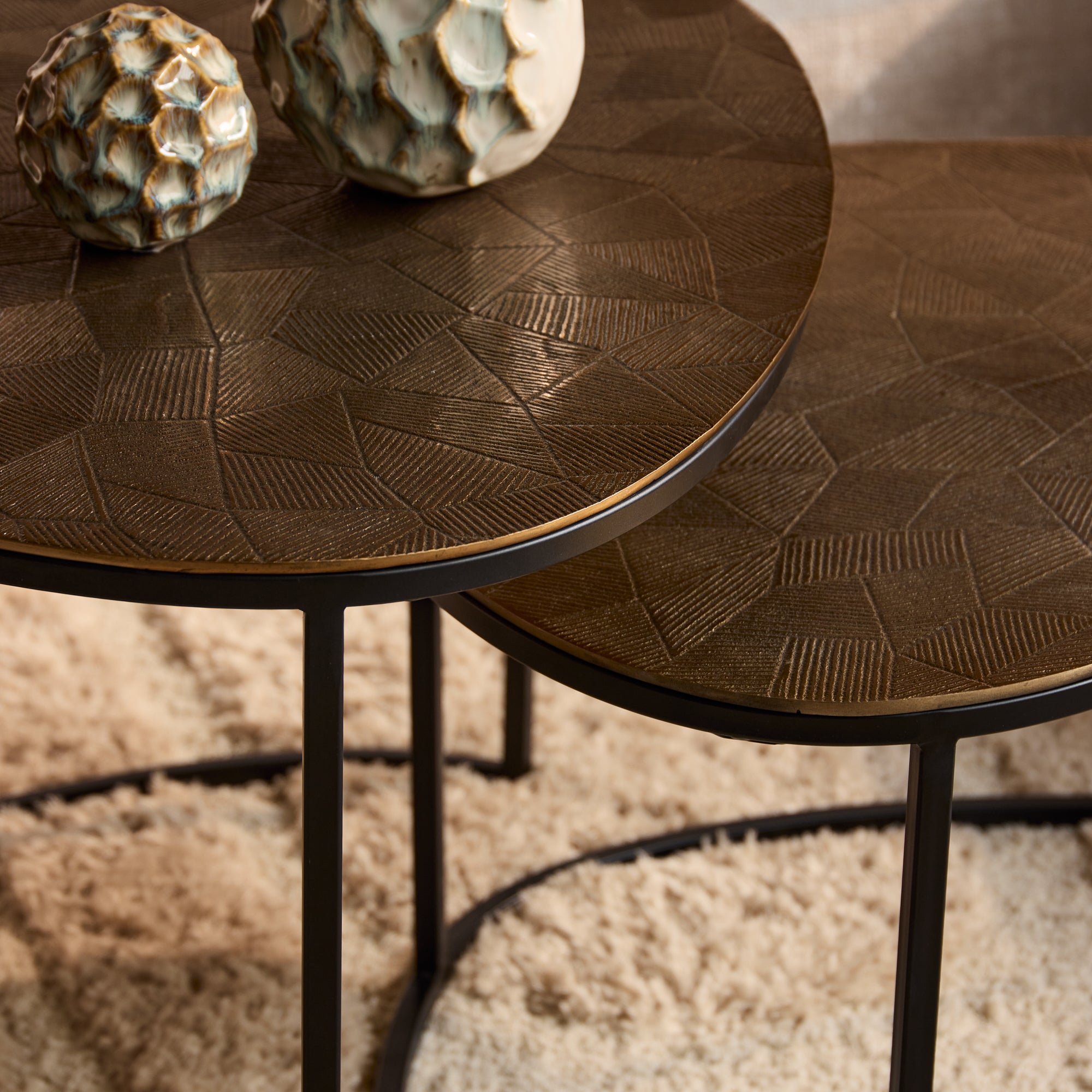 Couchtisch-Set Fontain – 2 organische Tische aus Aluminium mit modernem Metallgestell, 90 x 65 x 50 cm & 70 x 55 x 40 cm