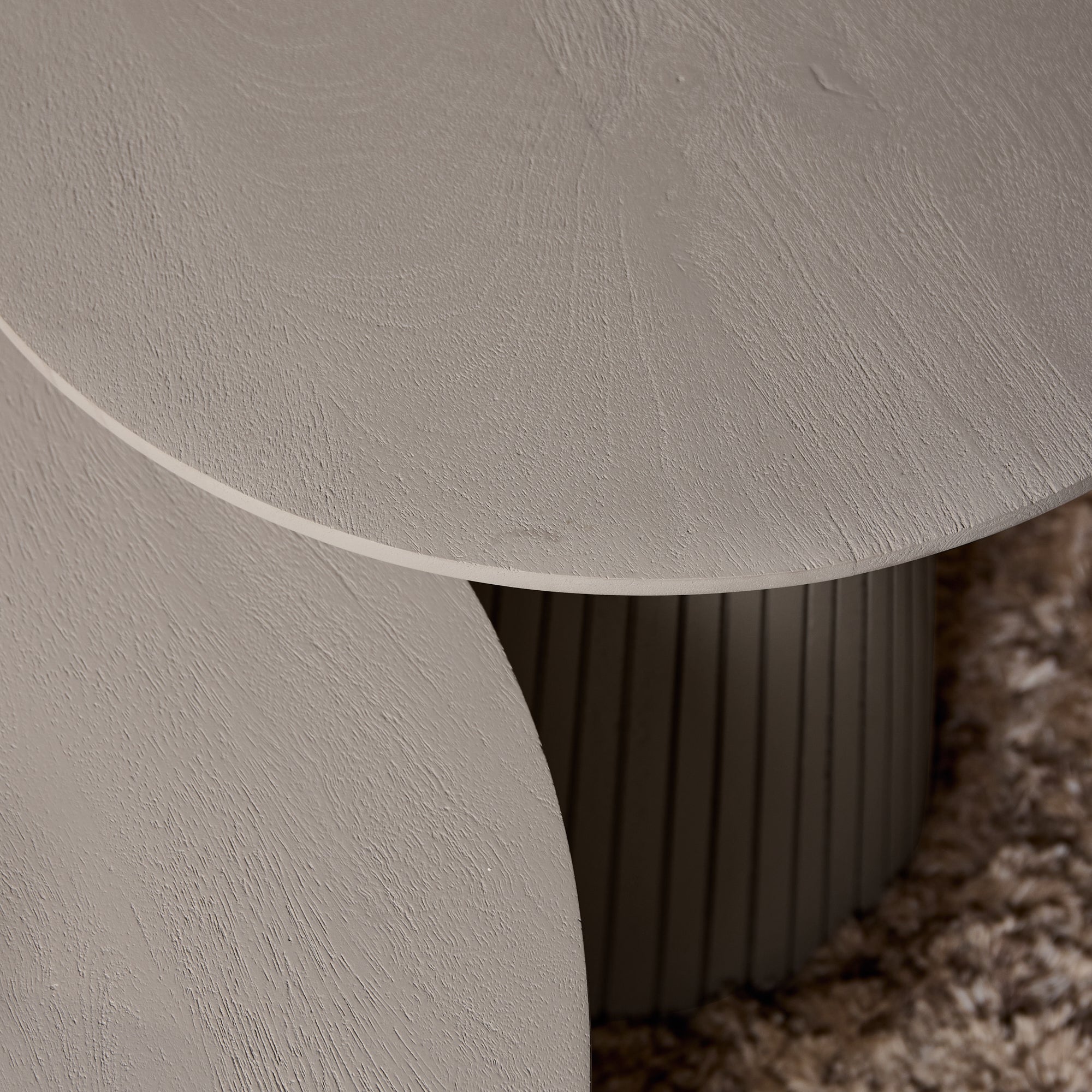 Couchtisch Sole – Runder Tisch mit vertikalem Lamellen-Design, 50 x 50 x 46 cm